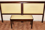 Cabeceira dupla para cama box, madeira com esto... - Cabeceira dupla para cama box, madeira com estofamento bege,  acompanha banqueta para os pés da cama na mesmo modelo (retirada em Ipanema).