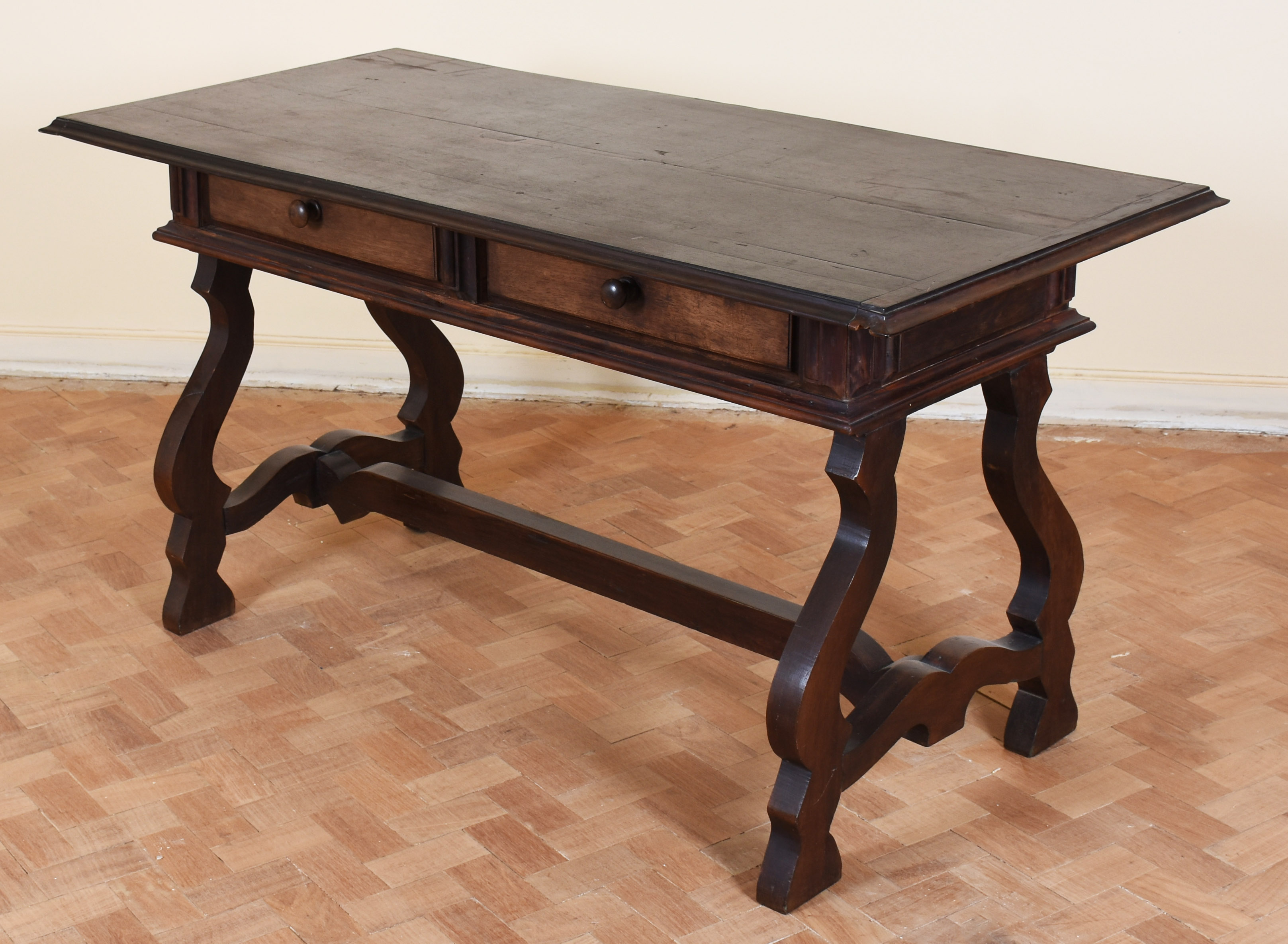 Mesa escrivaninha de jacarandá, estilo colonial, 2 gavetas, pernas em... - foto 1 de 5