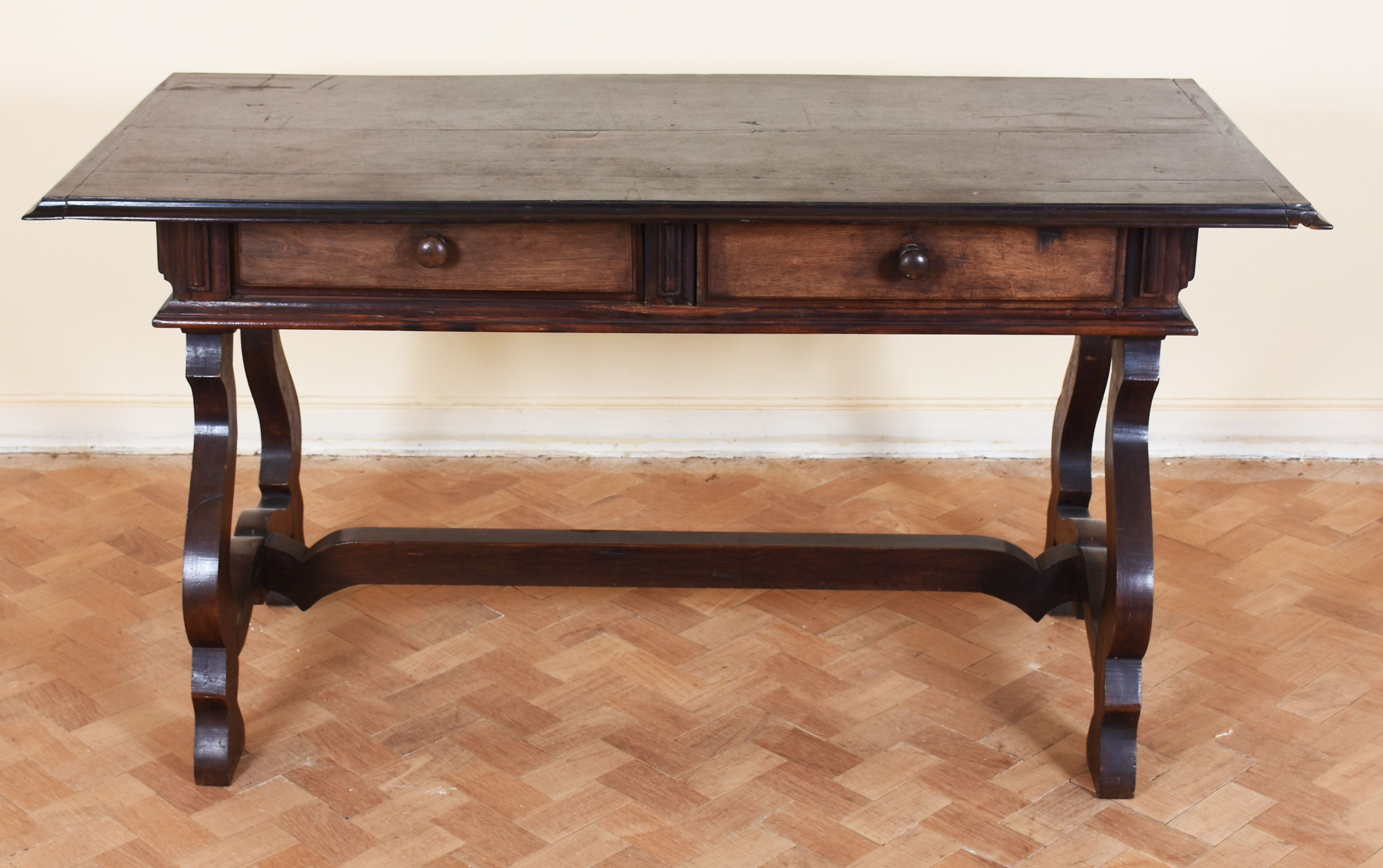 Mesa escrivaninha de jacarandá, estilo colonial, 2 gavetas, pernas em... - foto 2 de 5