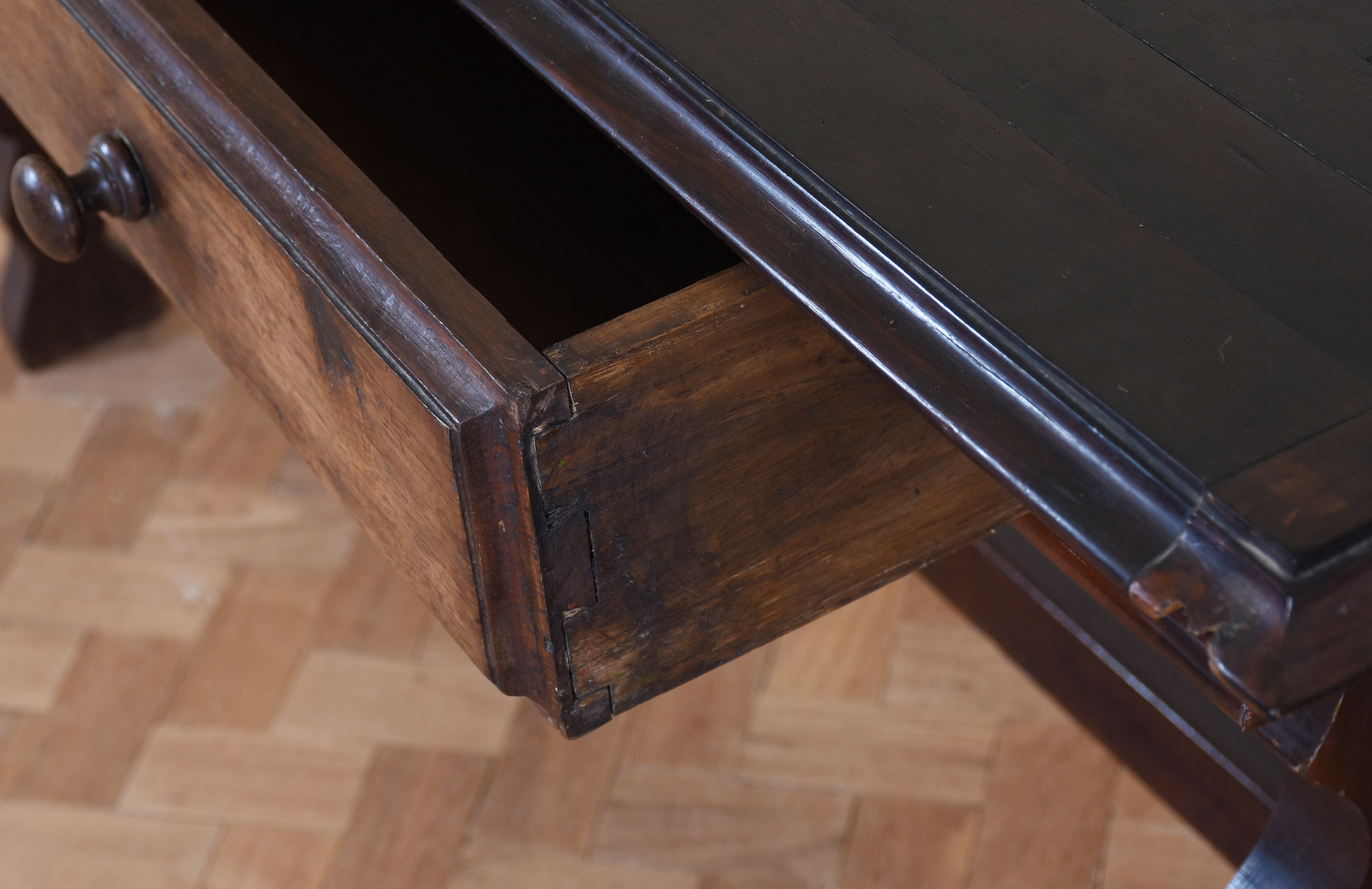 Mesa escrivaninha de jacarandá, estilo colonial, 2 gavetas, pernas em... - foto 4 de 5