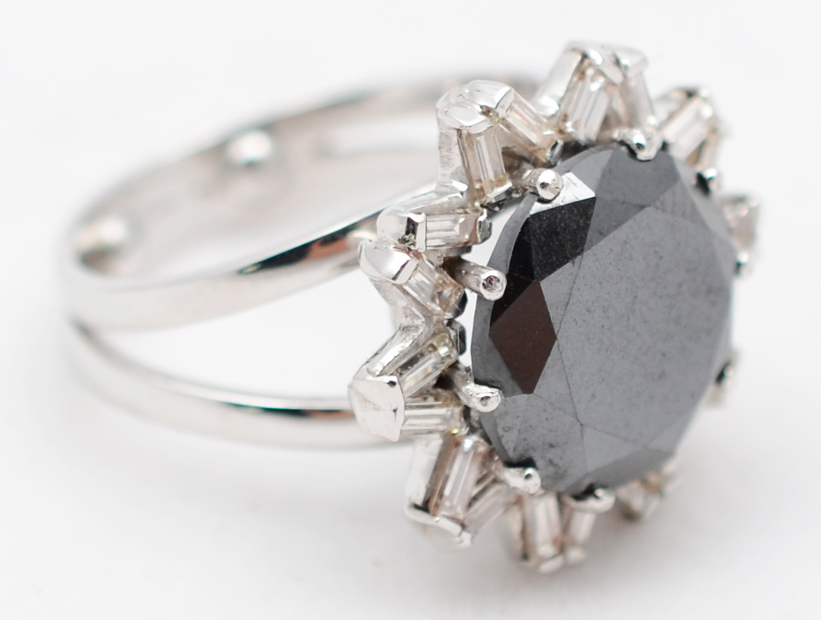Brilhante negro natural, de 6.99 ct, montado em ouro branco 18 k... - foto 1 de 3