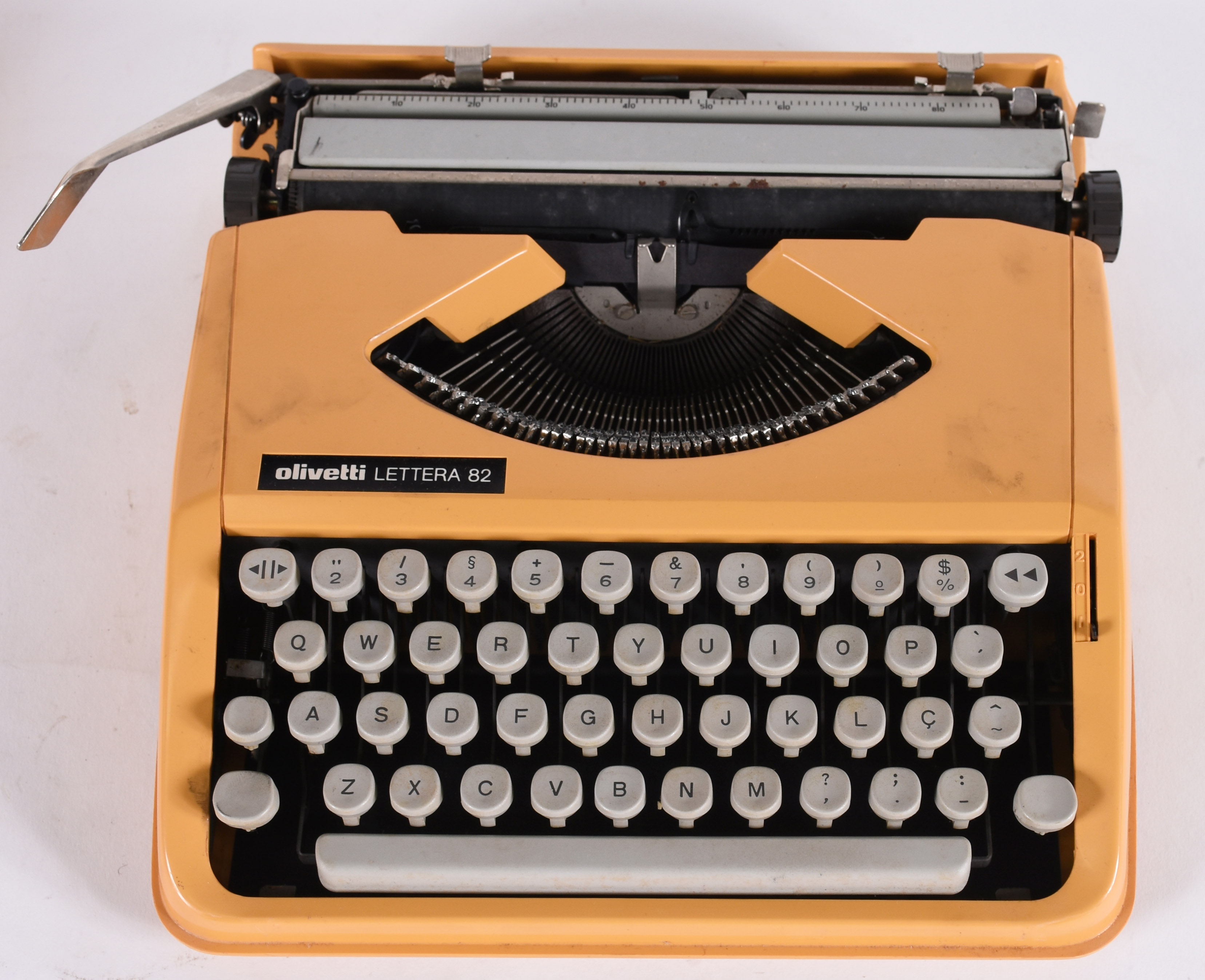 Antiga máquina de escrever portátil OLIVETTI lettera 82, no estojo . - foto 1 de 5