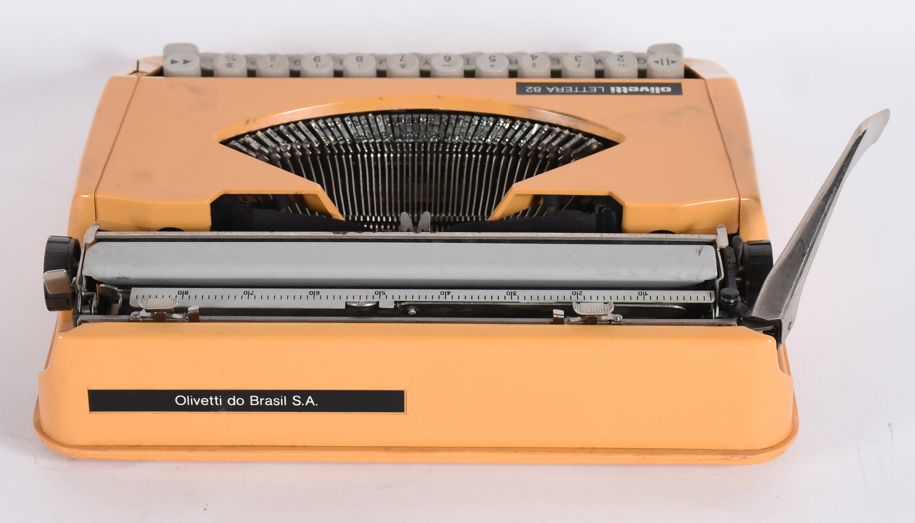 Antiga máquina de escrever portátil OLIVETTI lettera 82, no estojo . - foto 3 de 5
