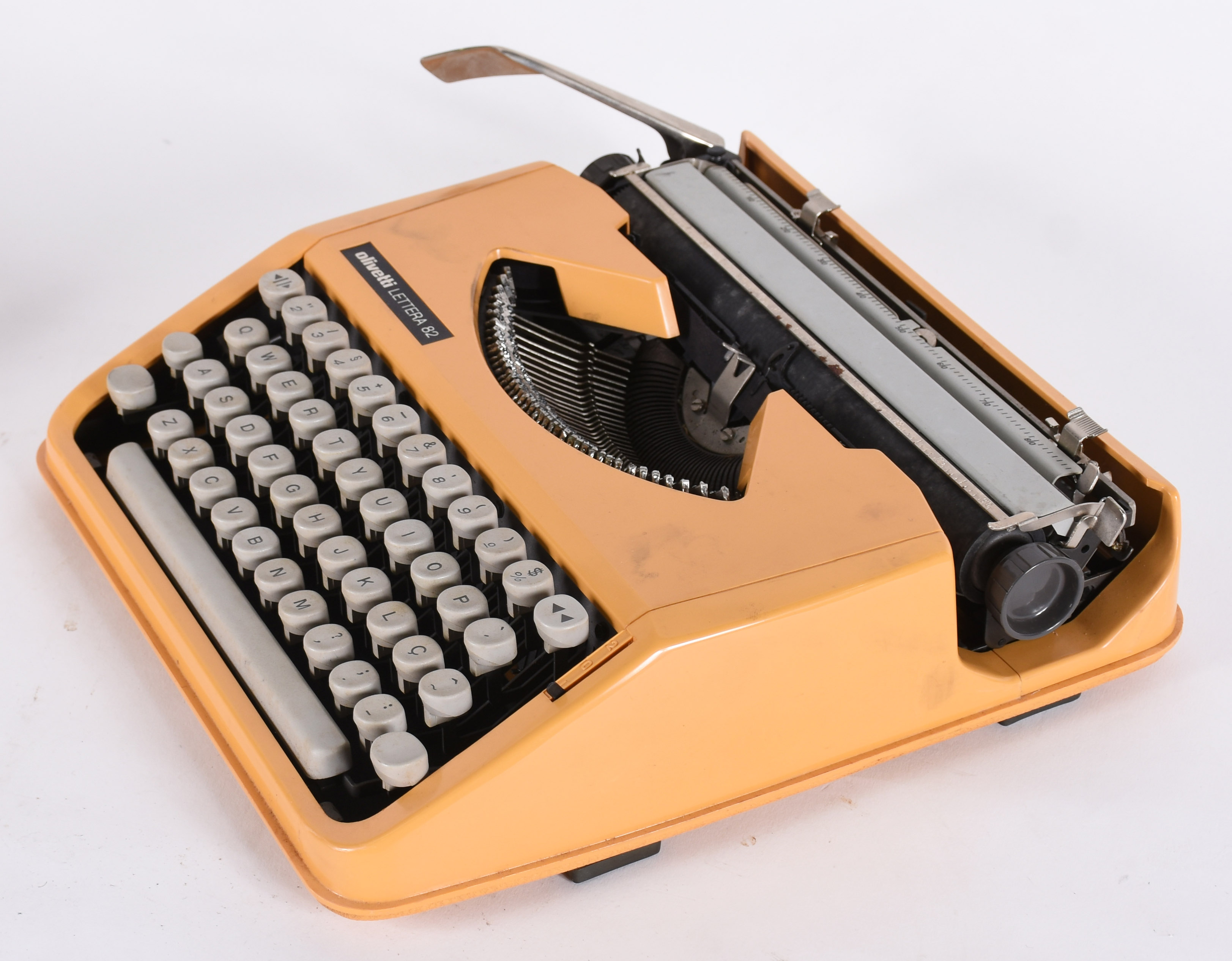 Antiga máquina de escrever portátil OLIVETTI lettera 82, no estojo . - foto 2 de 5