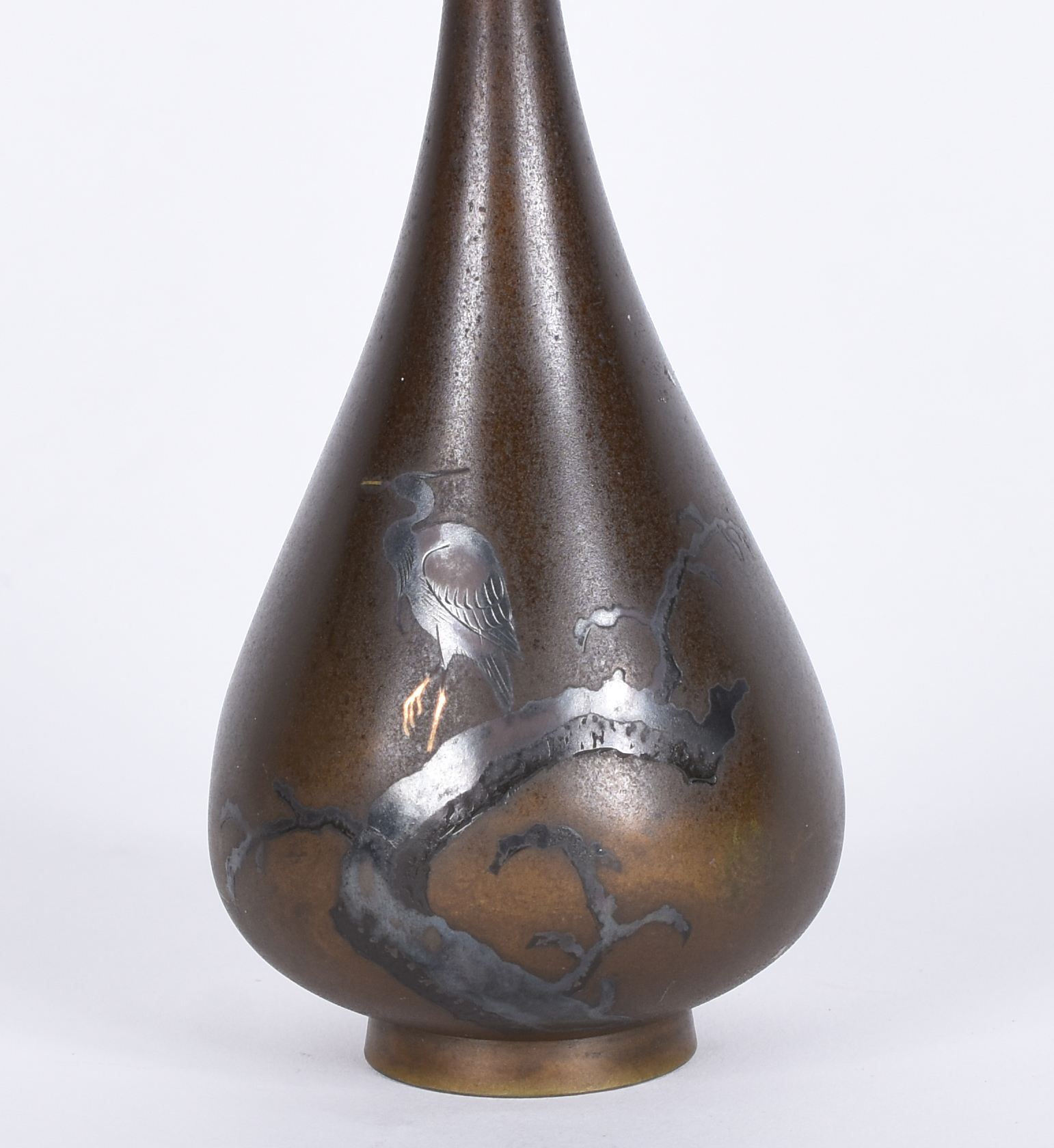 Vaso chinês de bronze decorado com passaro sobre galho, etiqueta na... - foto 2 de 4