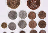 Quatorze moedas e 2 medalhas diversas . - Quatorze moedas e 2 medalhas diversas .