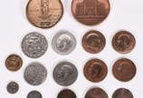 Quatorze moedas e 2 medalhas diversas . - Quatorze moedas e 2 medalhas diversas .