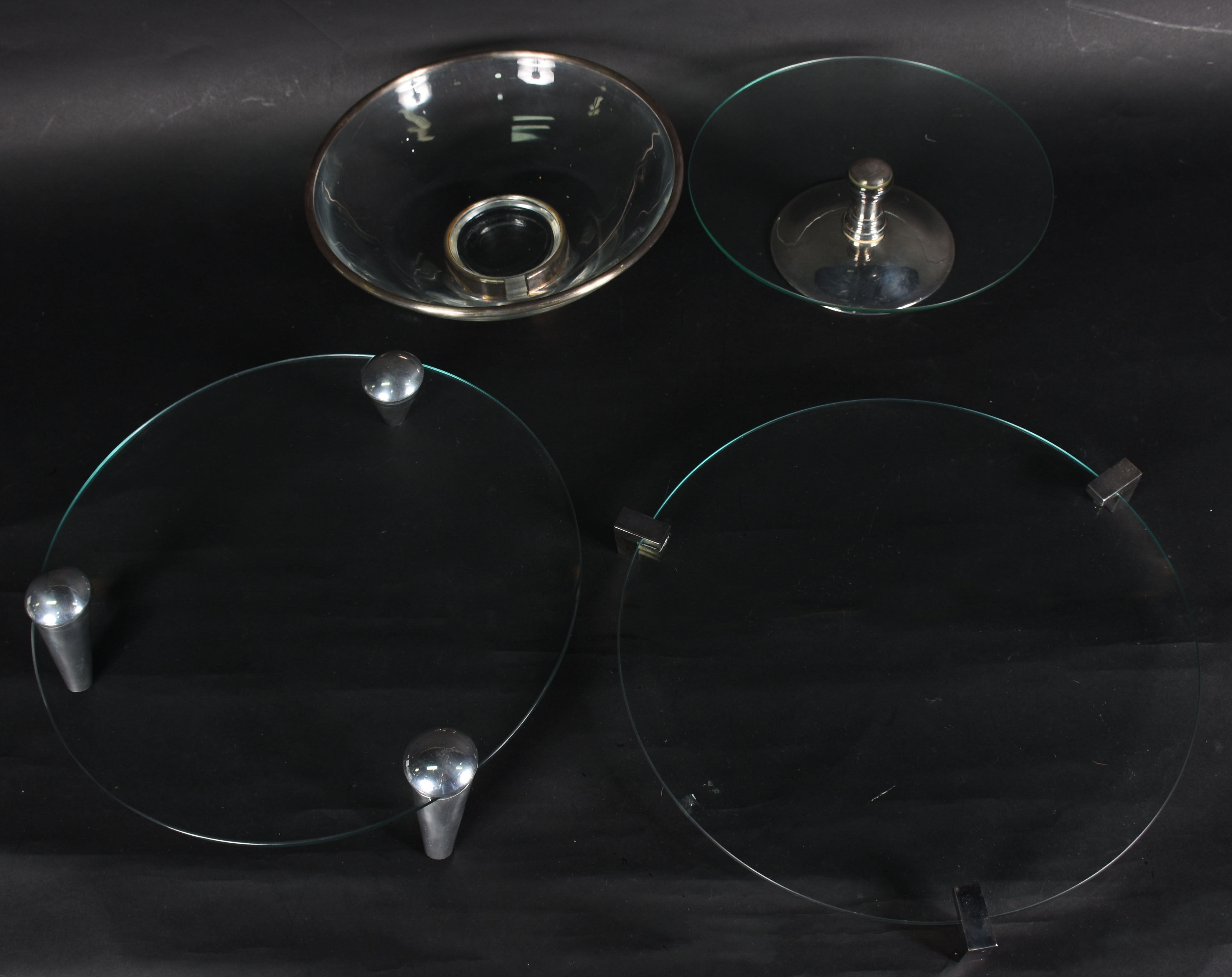 Três peças diversas de vidro e metal, sendo: 3 pratos para sobremesa... - foto 3 de 6