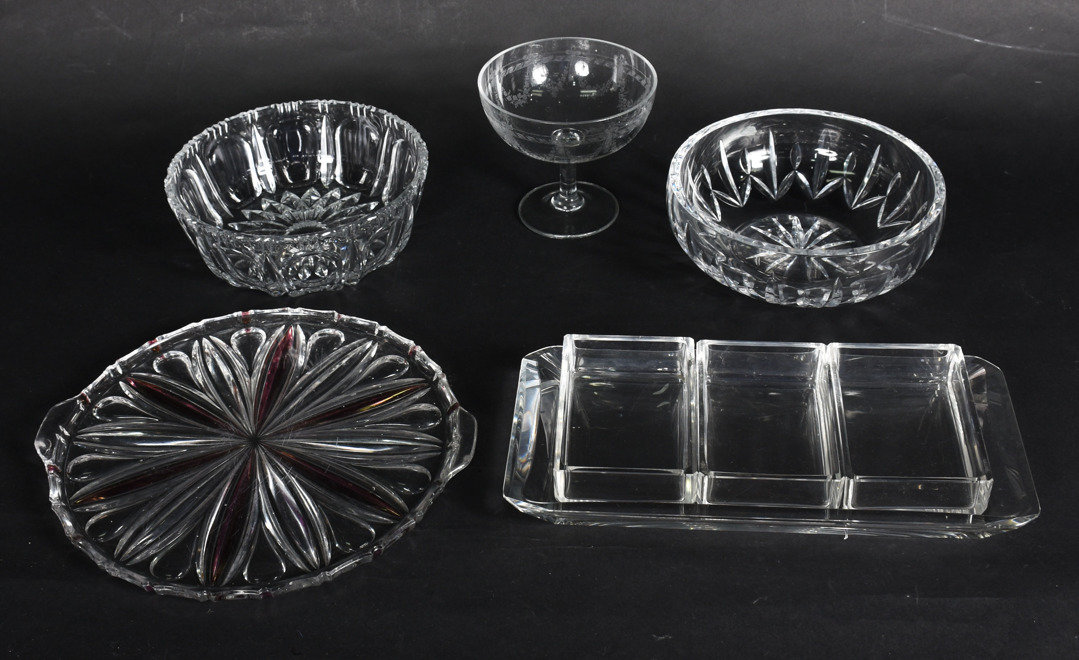 Cinco peças de cristal sendo : 2 bowls , petisqueira de vidro , prato... - foto 1 de 5
