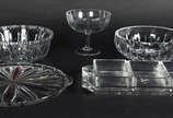 Cinco peças de cristal sendo : 2 bowls , petisq... - Cinco peças de cristal sendo : 2 bowls , petisqueira  de vidro , prato para bolo e fruteira.
