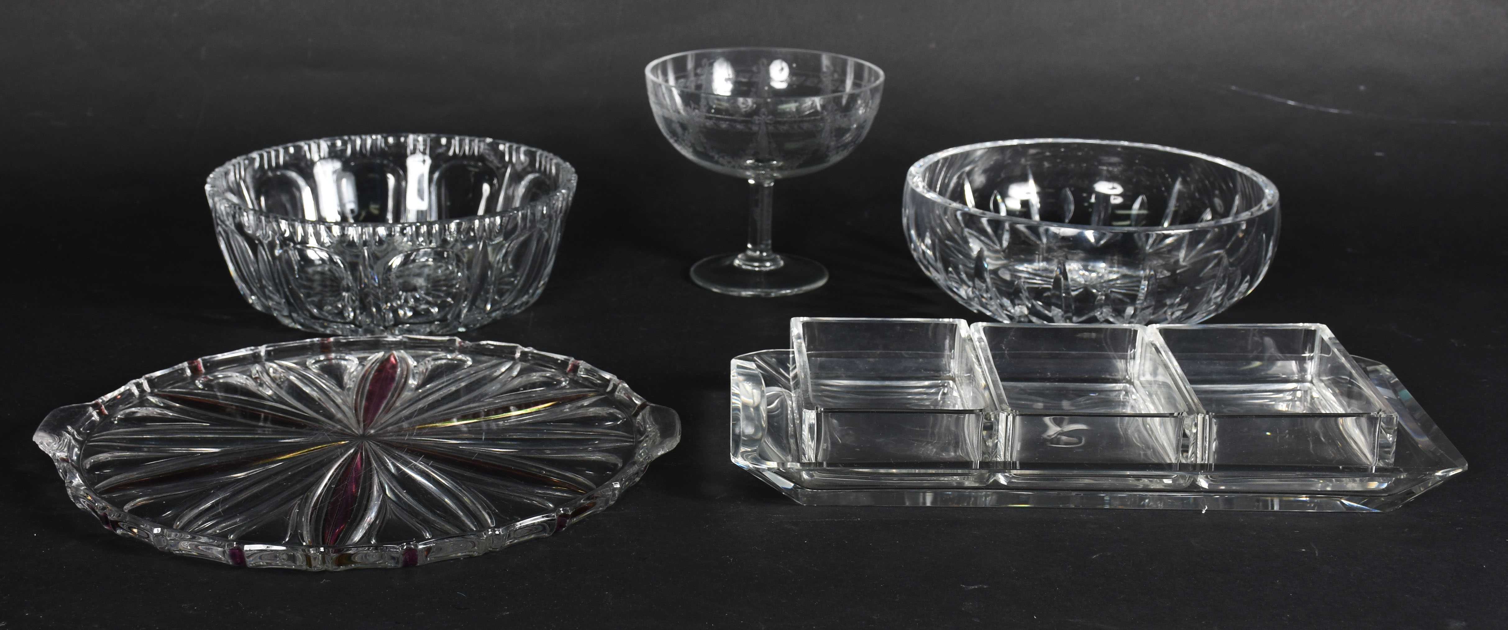 Cinco peças de cristal sendo : 2 bowls , petisqueira de vidro , prato... - foto 2 de 5