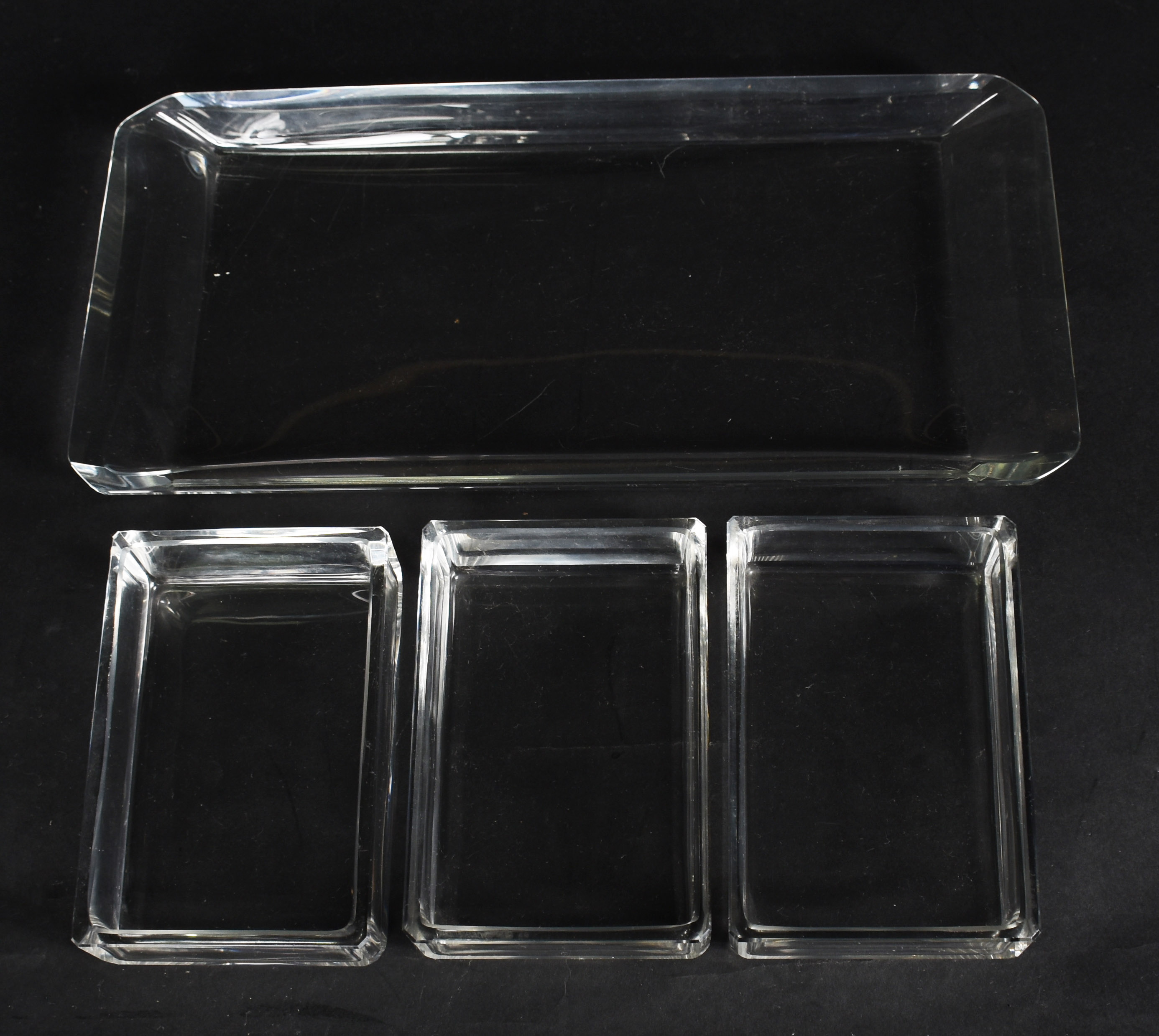 Cinco peças de cristal sendo : 2 bowls , petisqueira de vidro , prato... - foto 3 de 5