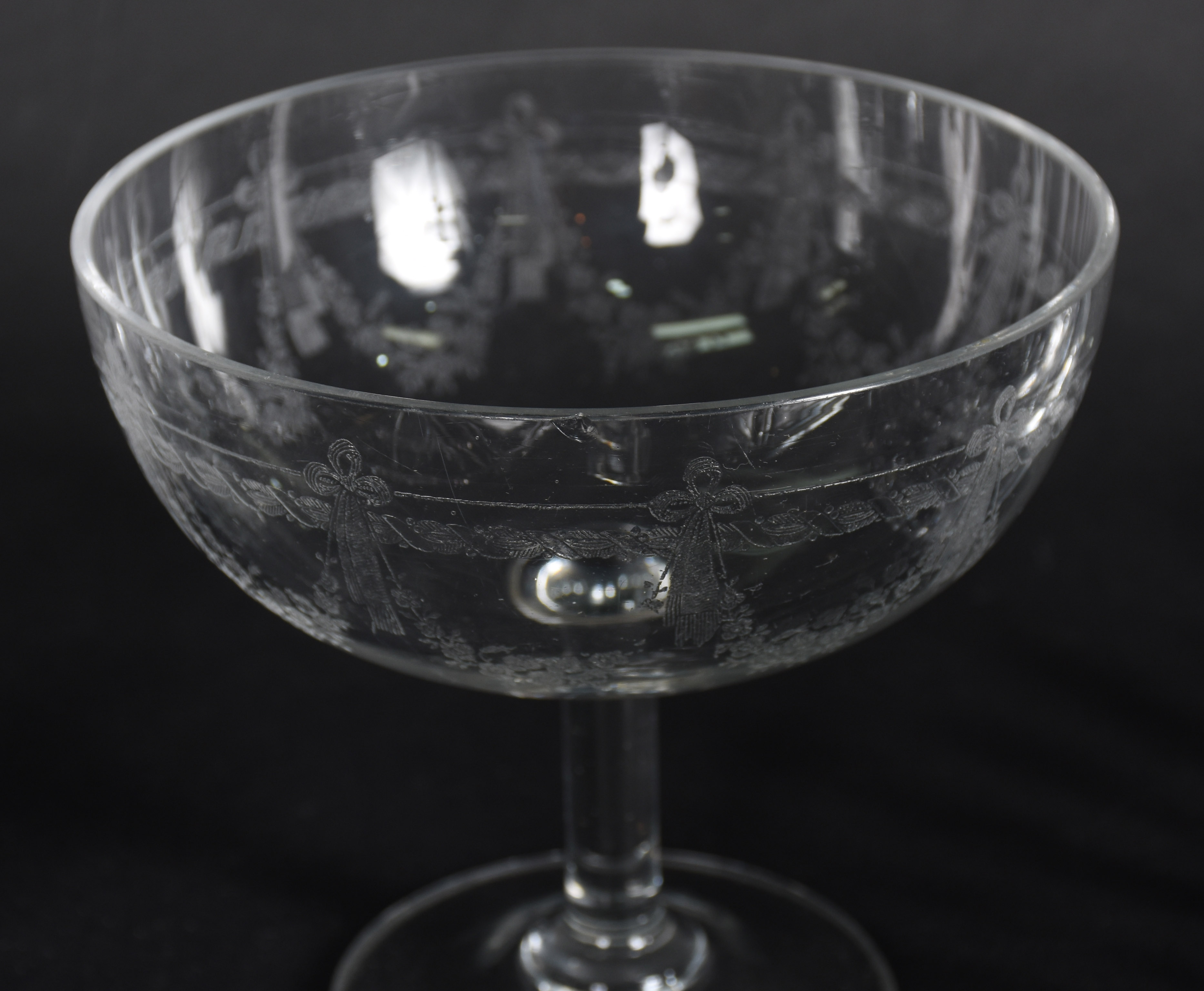 Cinco peças de cristal sendo : 2 bowls , petisqueira de vidro , prato... - foto 5 de 5