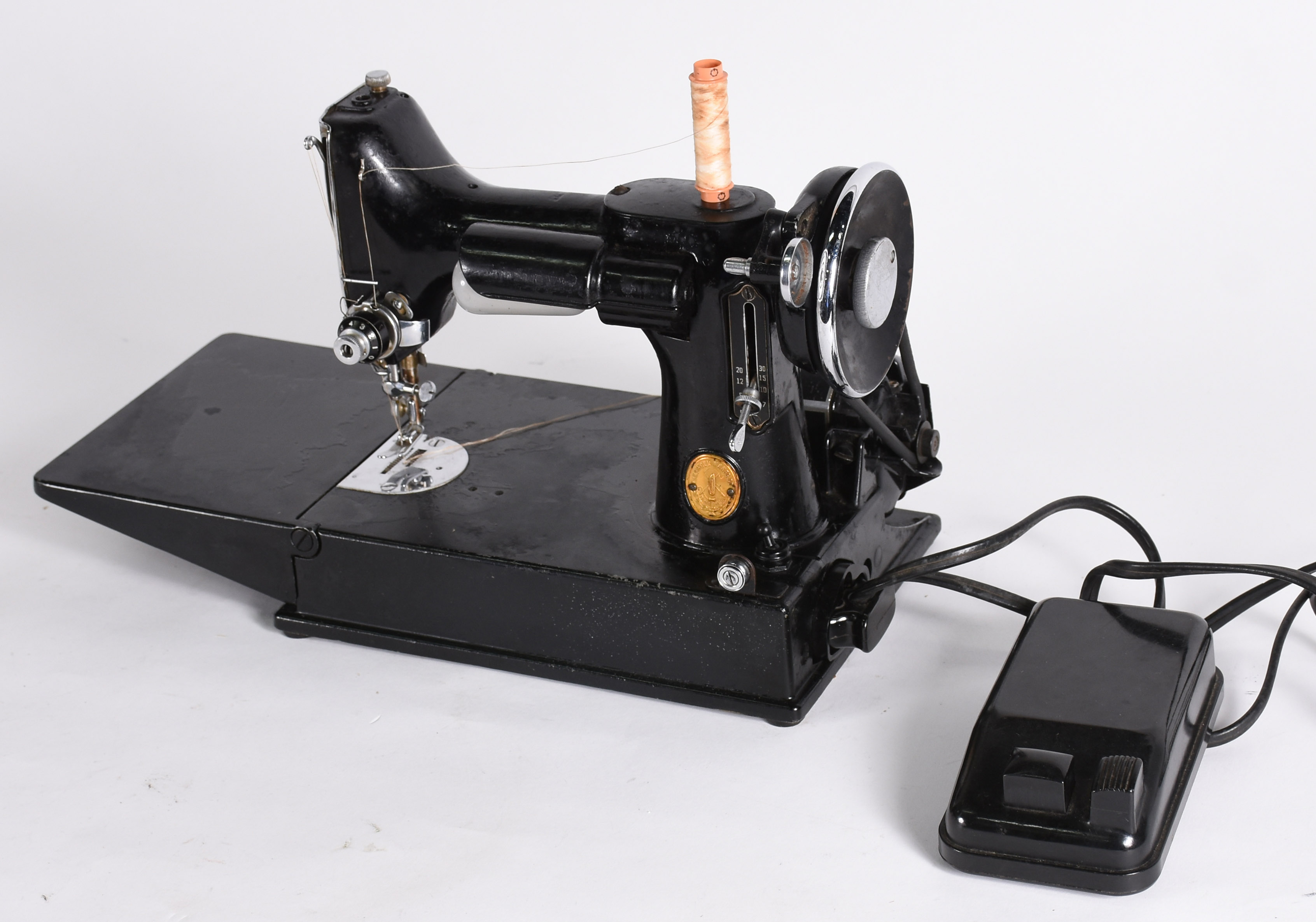 Antiga máquina de costura SIMANCO fabricada no Canadá. - foto 1 de 10