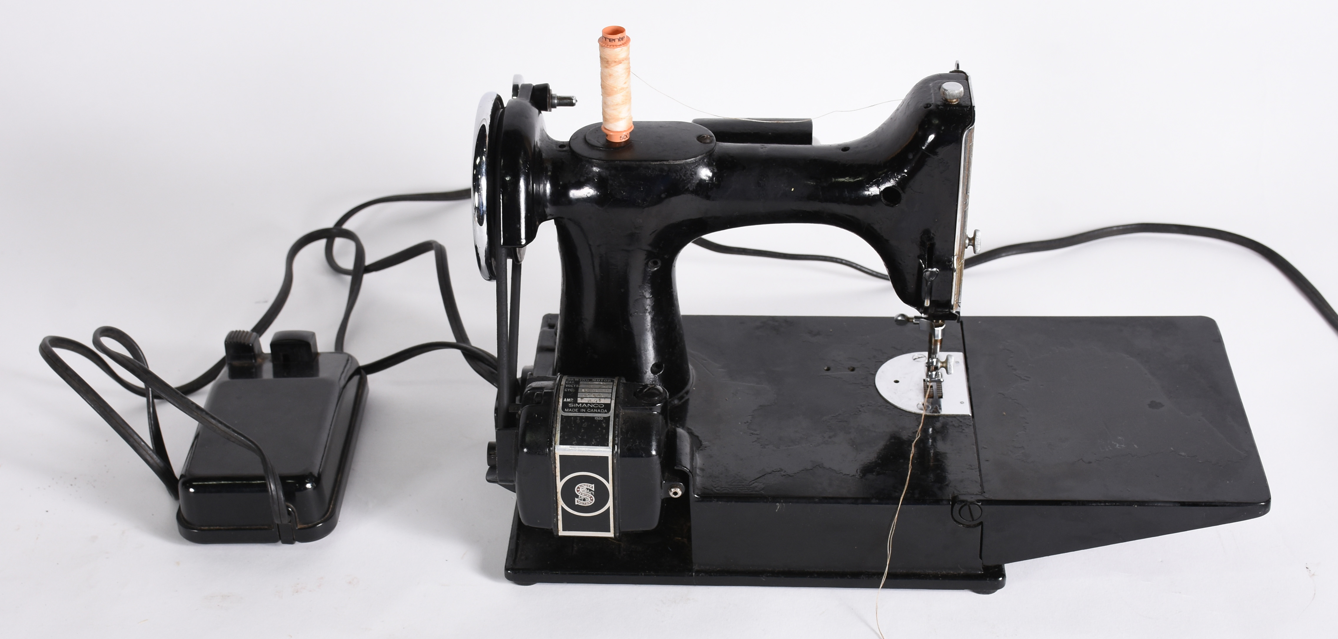 Antiga máquina de costura SIMANCO fabricada no Canadá. - foto 2 de 10