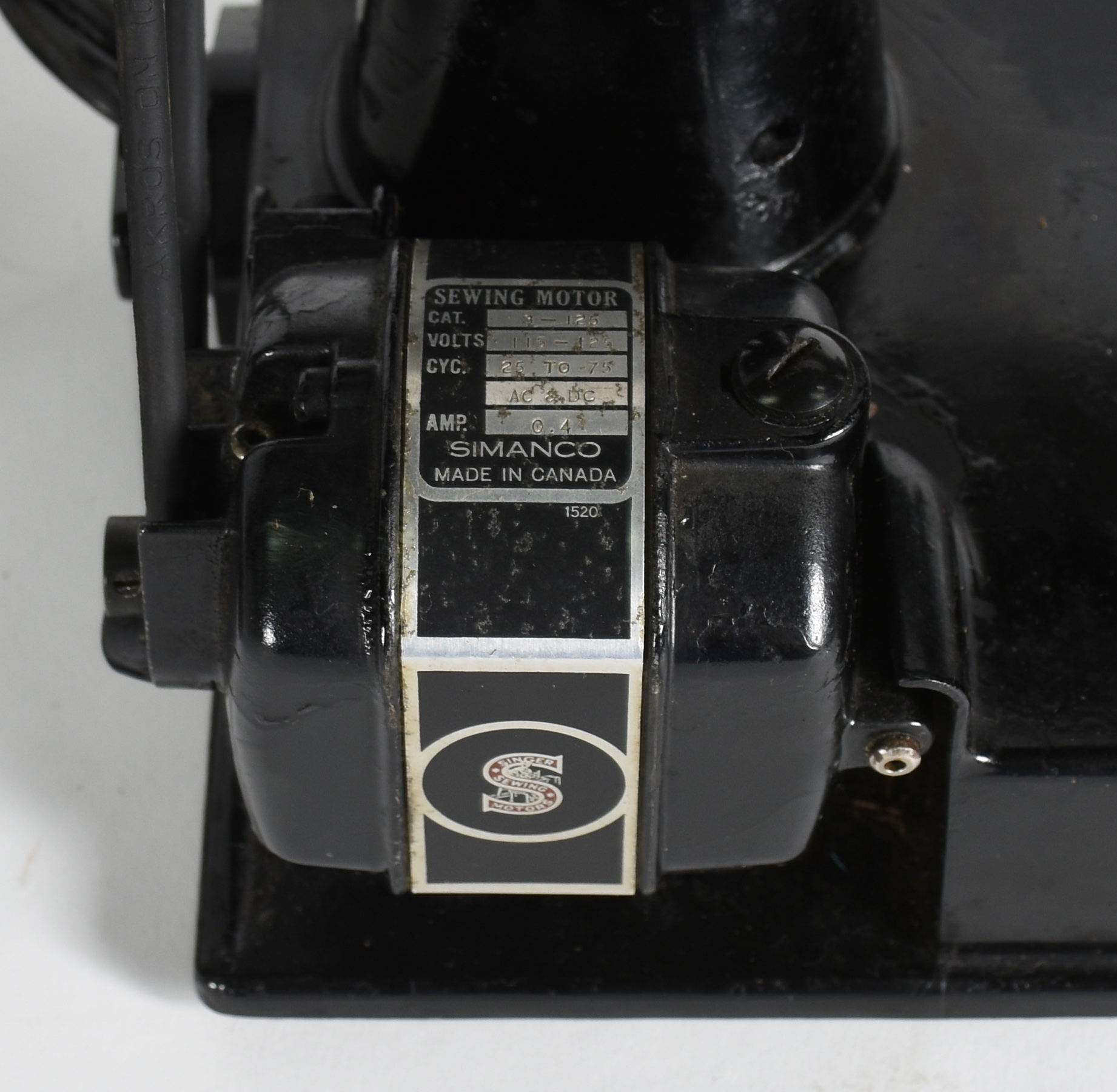 Antiga máquina de costura SIMANCO fabricada no Canadá. - foto 6 de 10