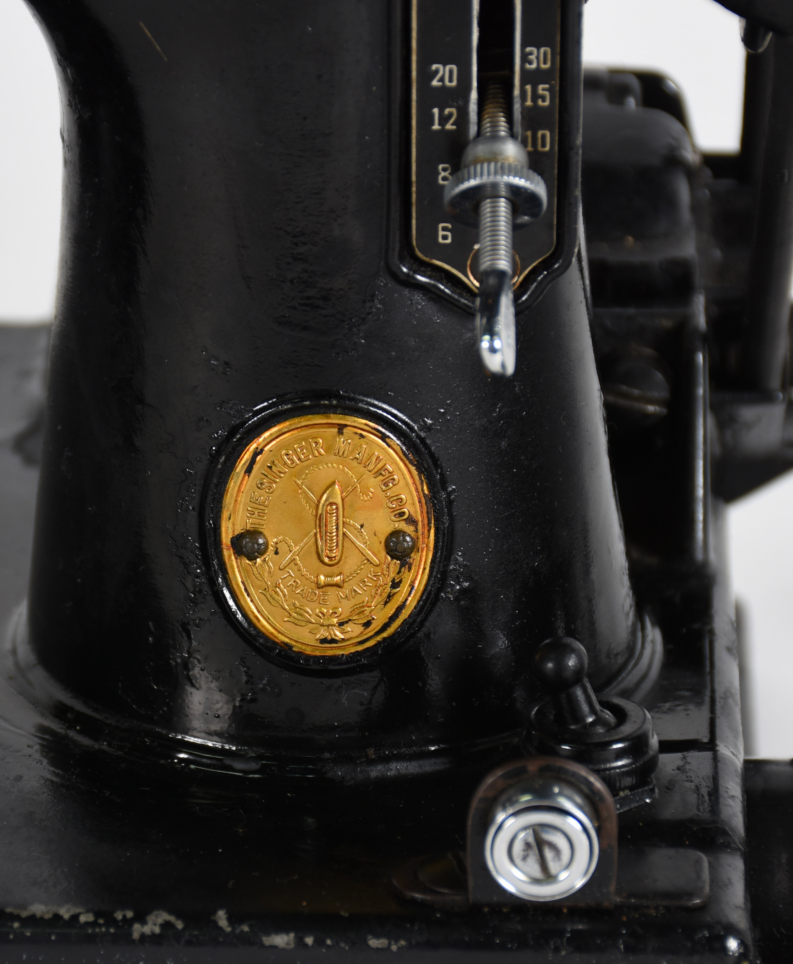 Antiga máquina de costura SIMANCO fabricada no Canadá. - foto 7 de 10