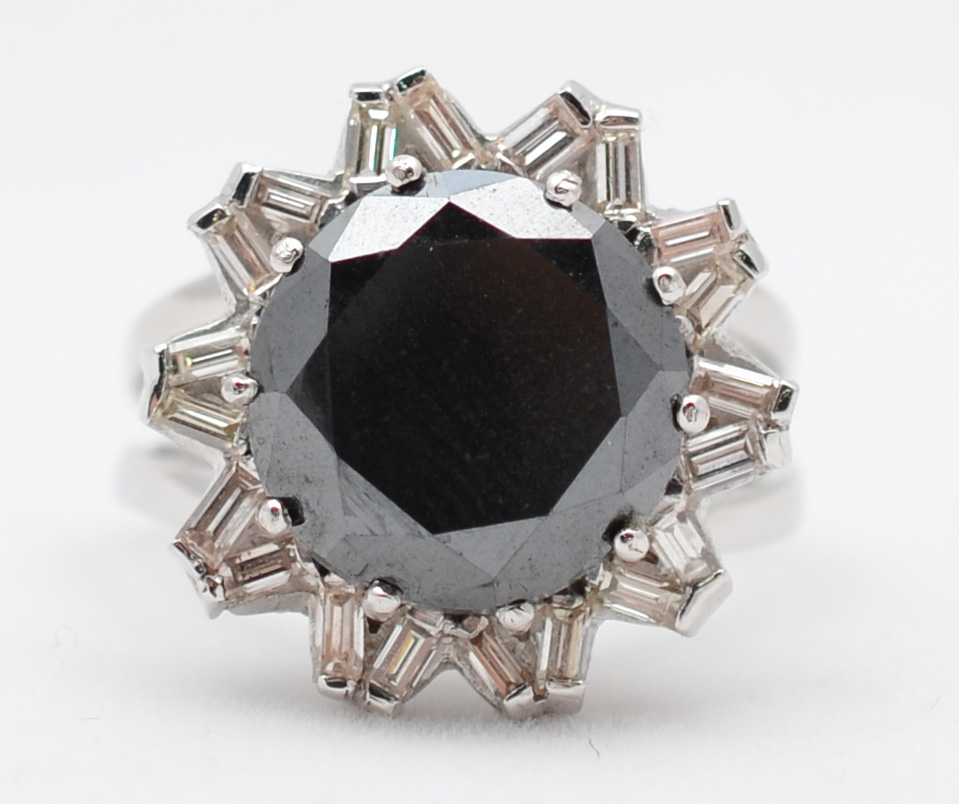 Brilhante negro natural, de 6.99 ct, montado em ouro branco 18 k... - foto 2 de 3