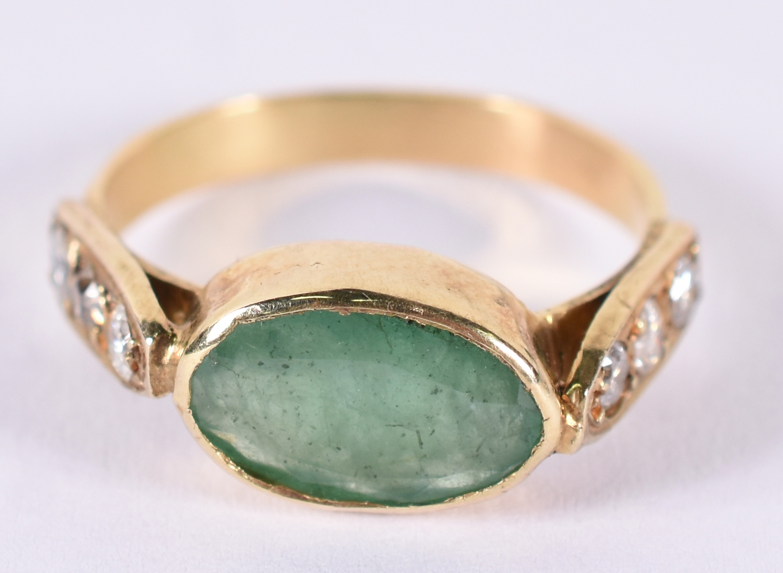 Anel de ouro 18k ,esmeralda e brilhantes. Aro 16 ( Por questão de... - foto 1 de 3