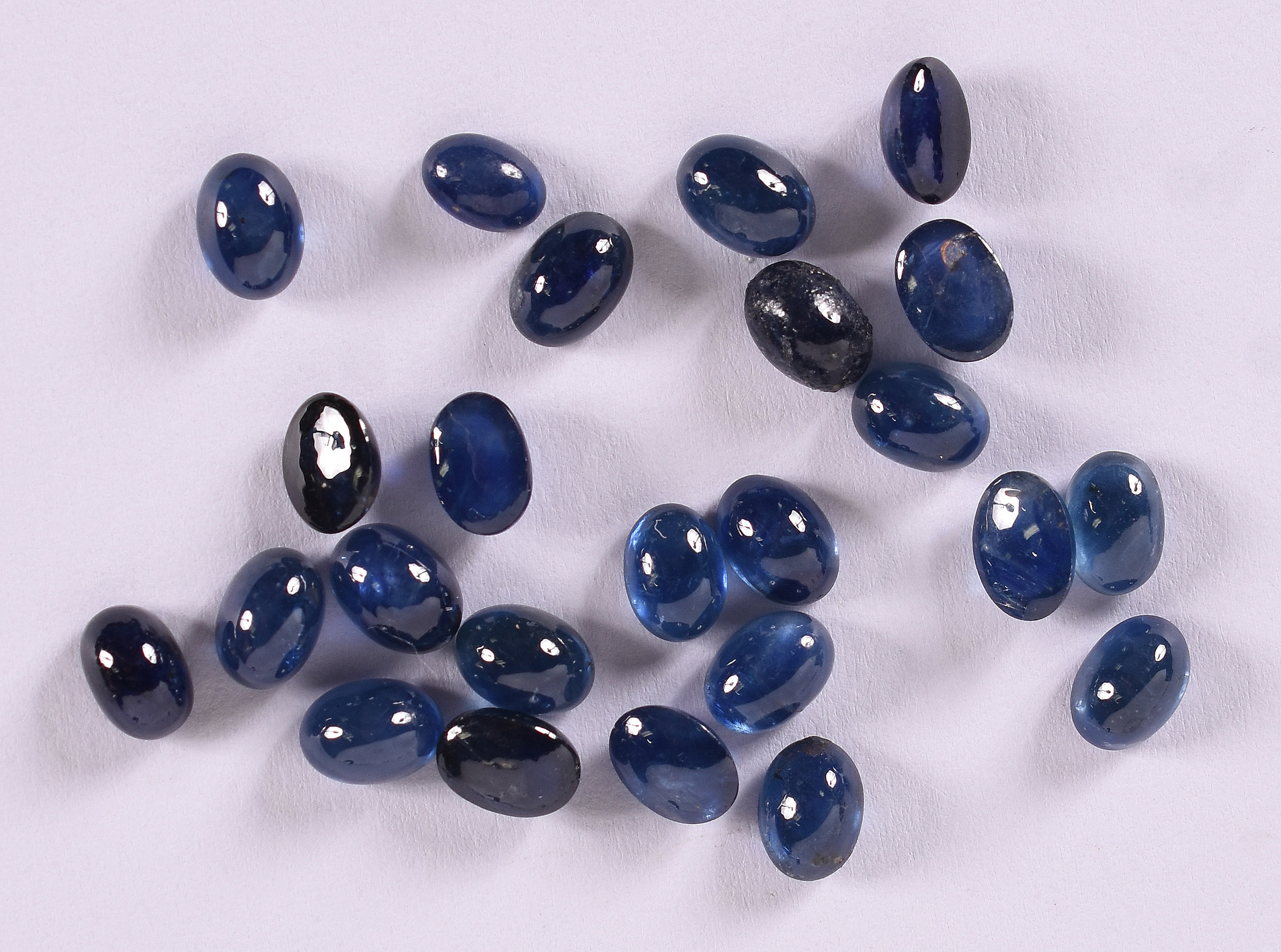 Vinte e quatro pedras de safiras azuis cabuchon. Total 30,8 cts - foto 1 de 2