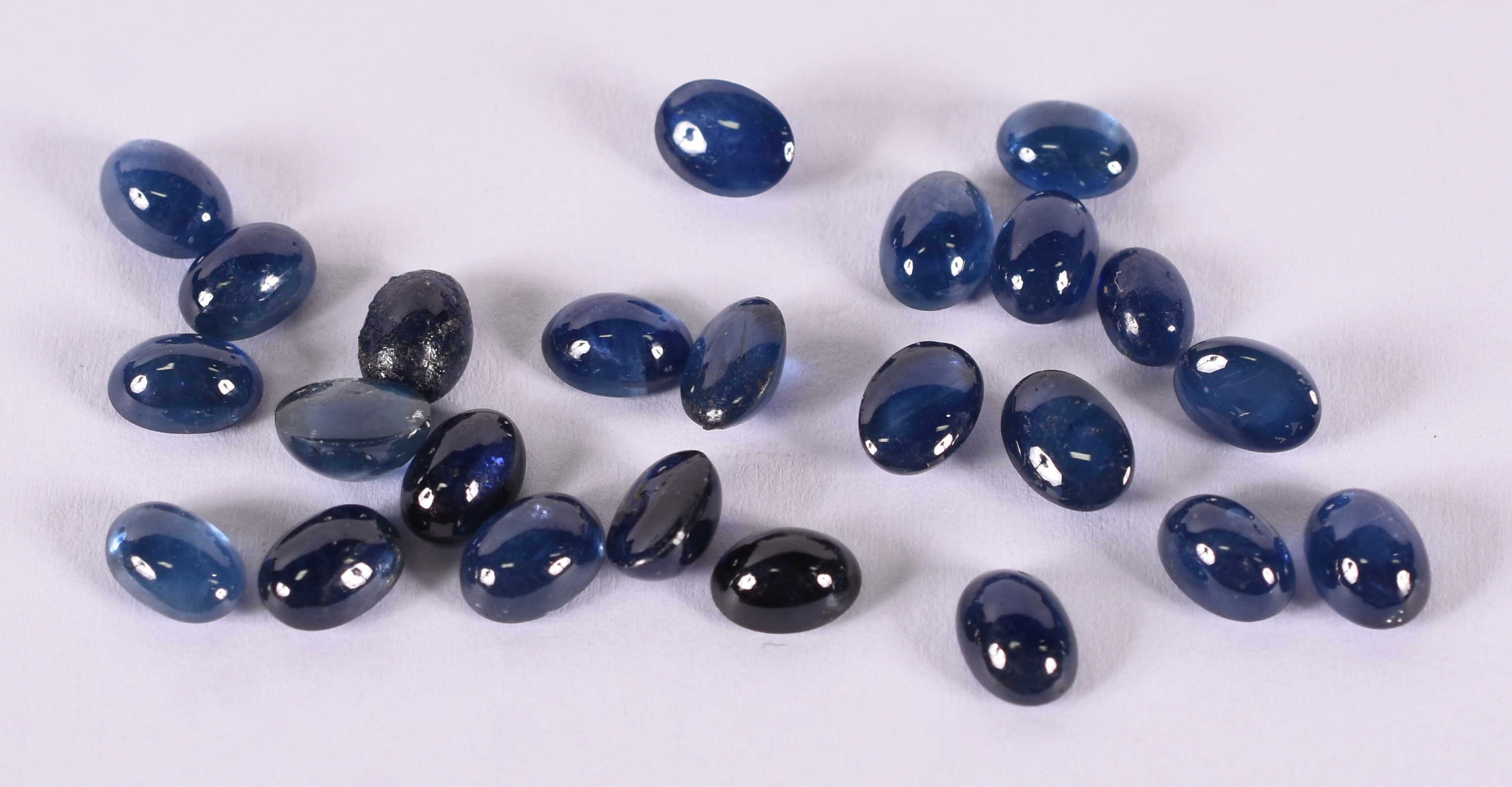 Vinte e quatro pedras de safiras azuis cabuchon. Total 30,8 cts - foto 2 de 2