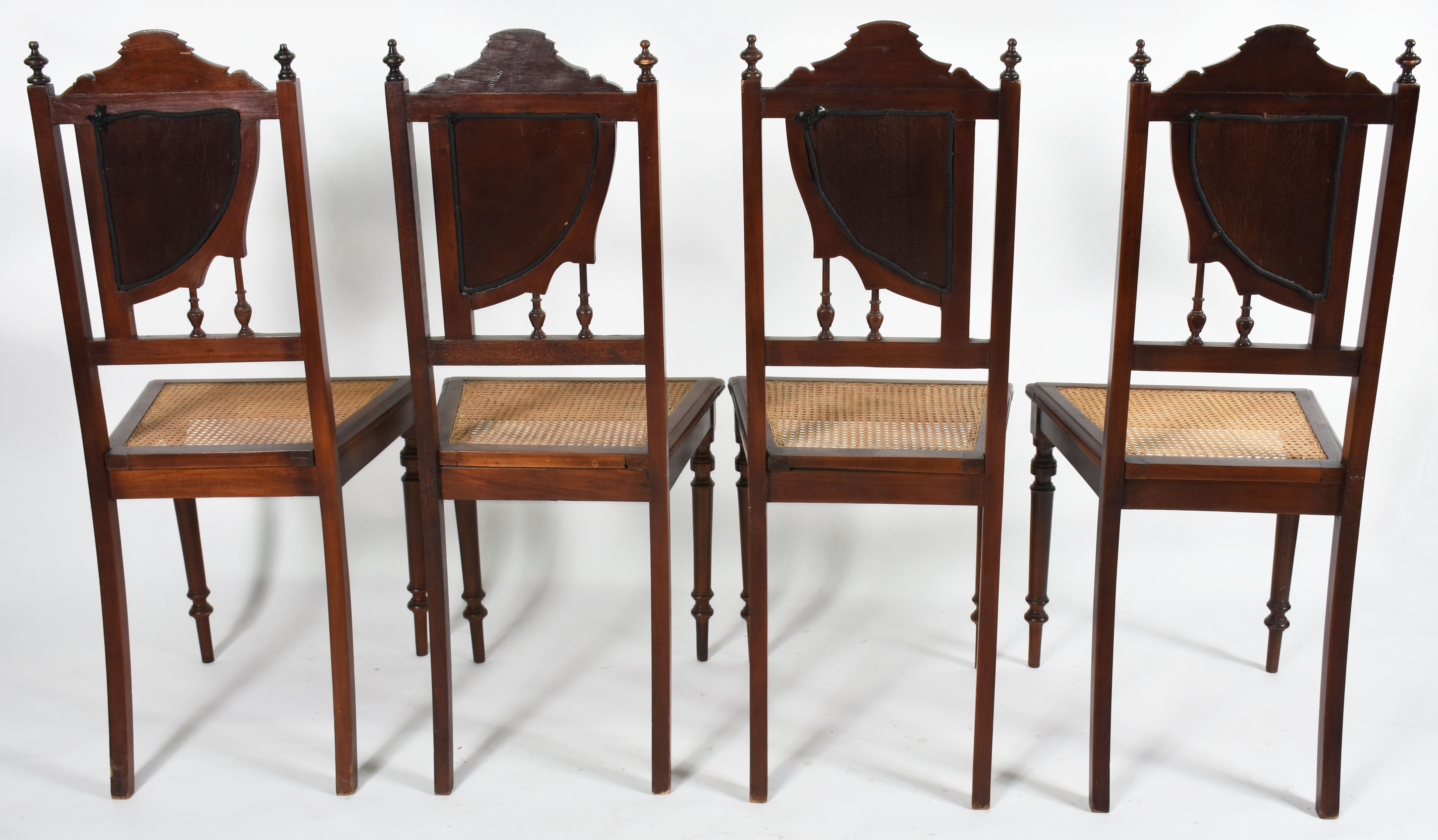Quatro cadeiras singelas de madeira nobre, Art Nouveau, encostos com... - foto 1 de 2