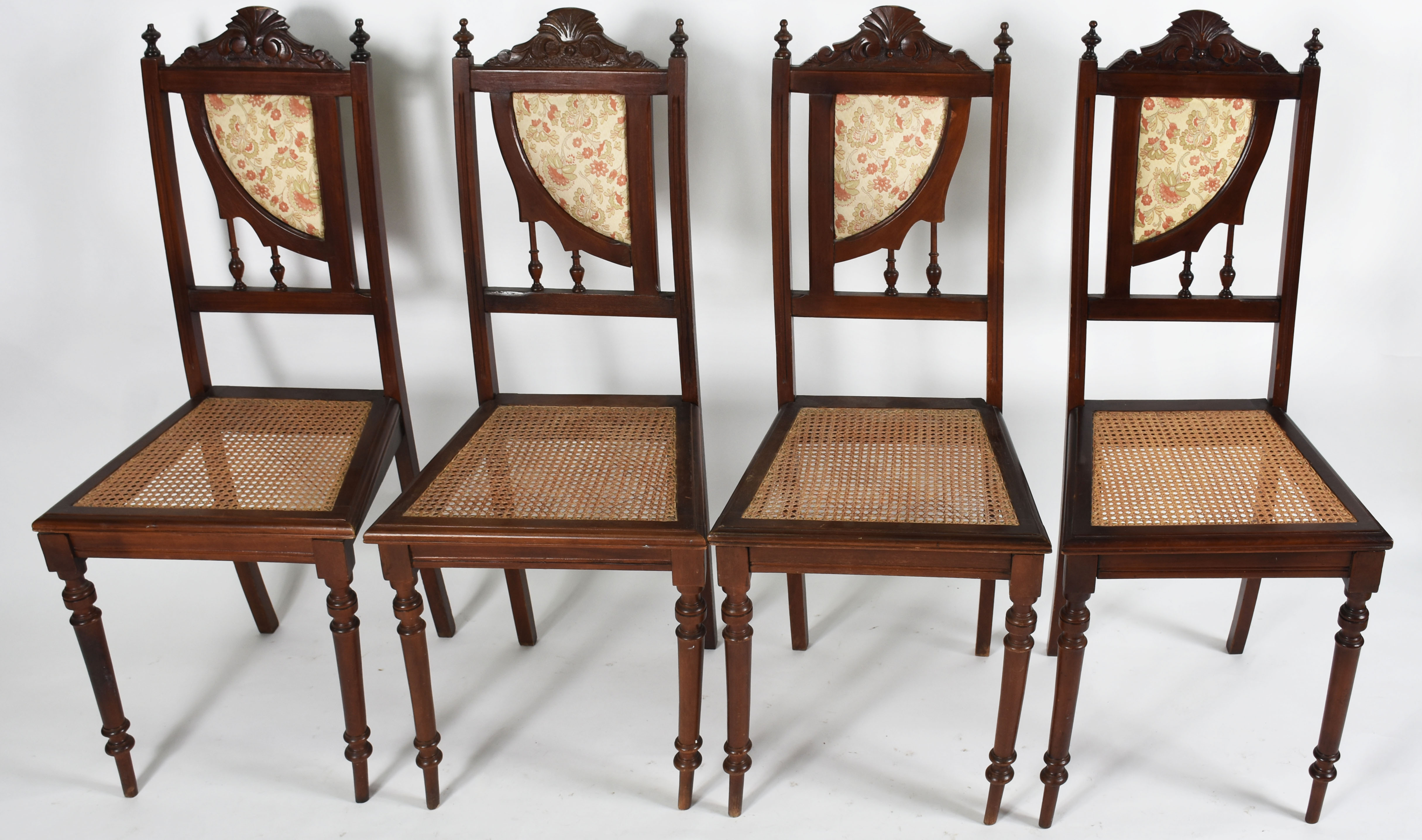 Quatro cadeiras singelas de madeira nobre, Art Nouveau, encostos com... - foto 2 de 2