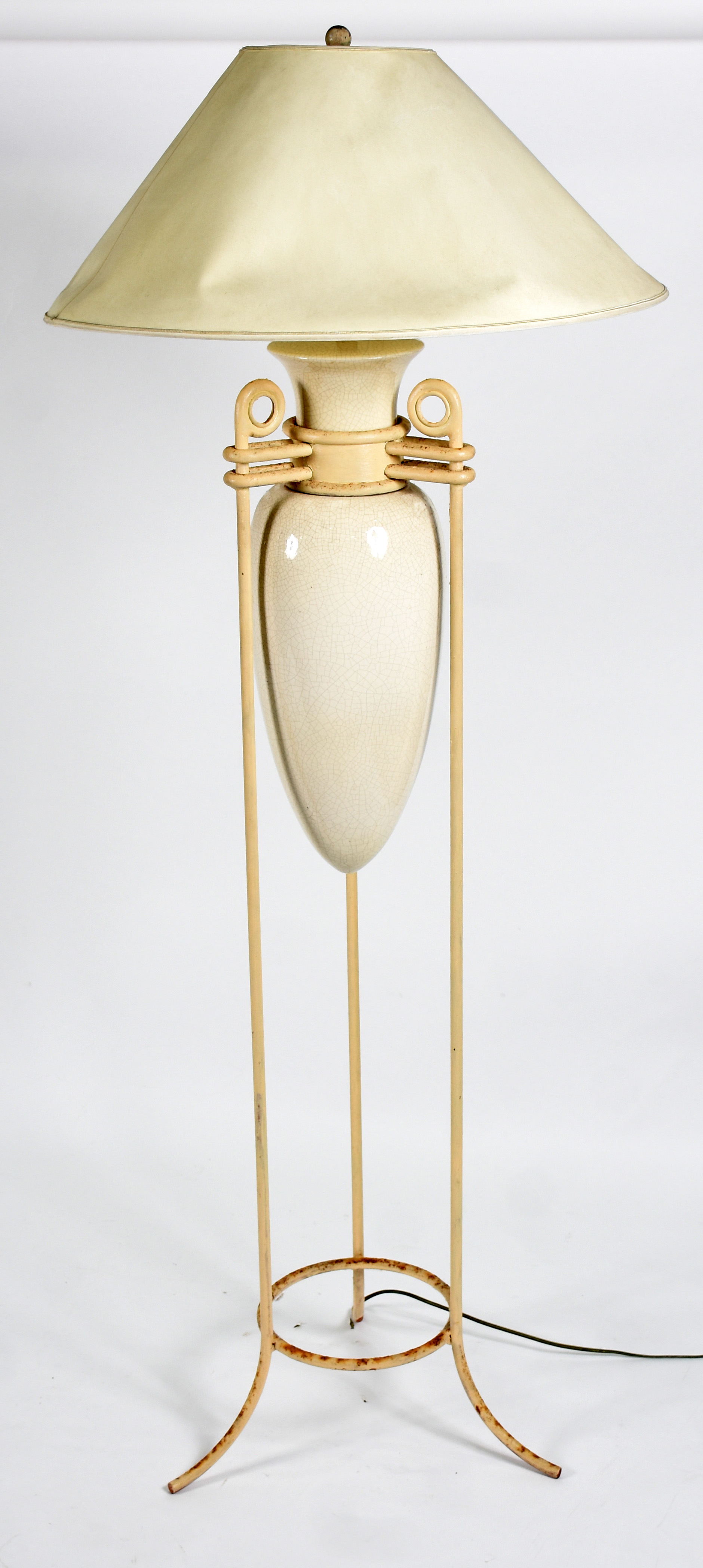 Abatjour de pé com base de metal pintado de branco, corpo com vaso de... - foto 1 de 4