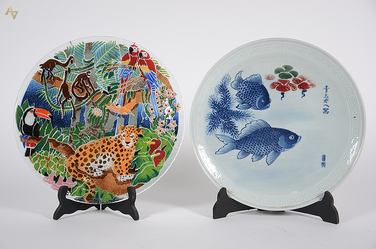 Dois pratos, sendo um de porcelana oriental decorado com peixes em...