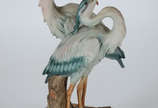 Grupo escultórico de resina em forma de aves, a... - Grupo escultórico de resina em forma de aves, assinado. Altura 42 cm.