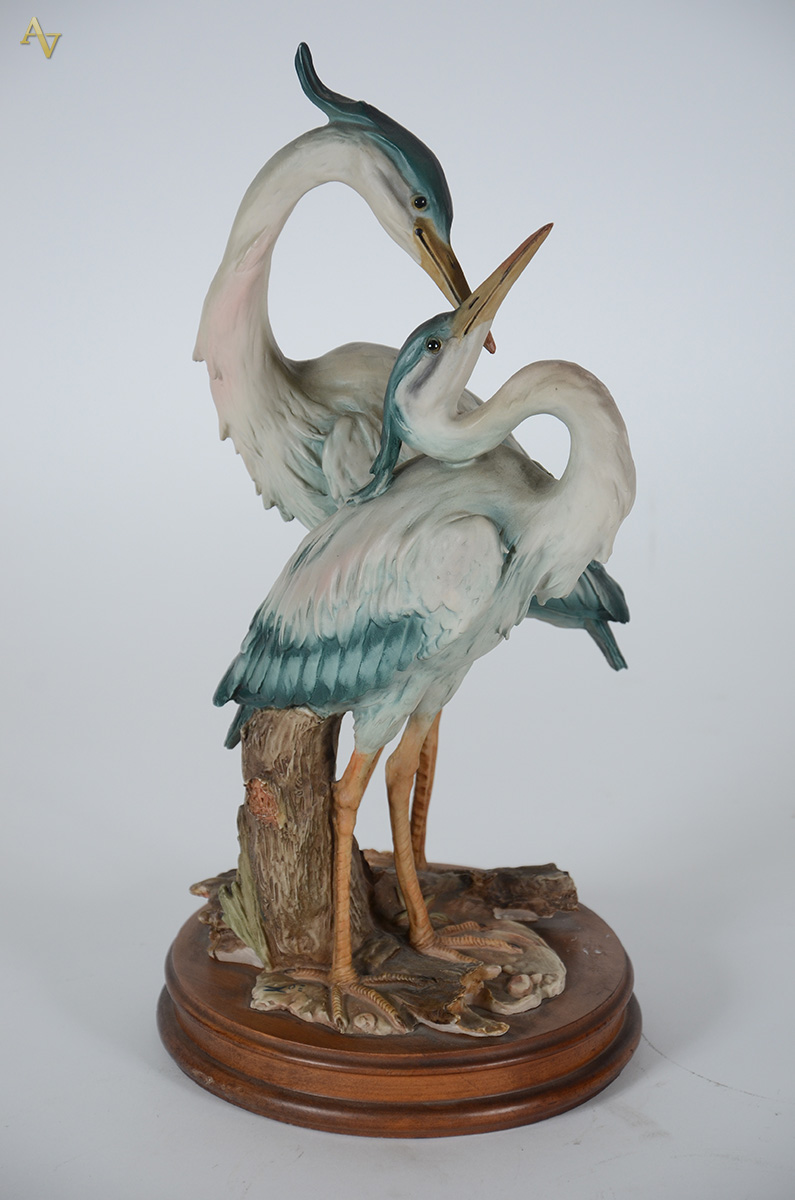 Grupo escultórico de resina em forma de aves, assinado. Altura 42 cm. - foto 1 de 3