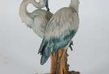 Grupo escultórico de resina em forma de aves, a... - Grupo escultórico de resina em forma de aves, assinado. Altura 42 cm.