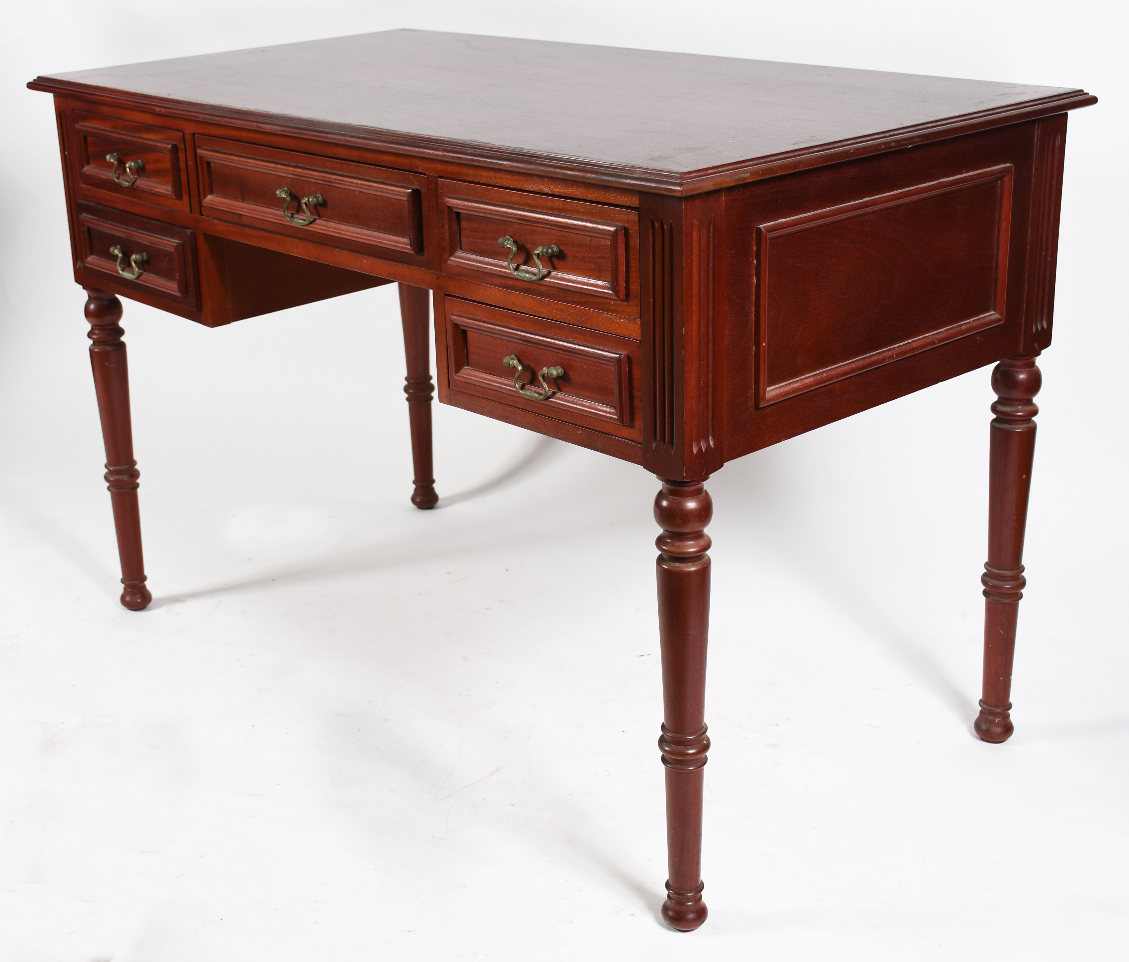 Mesa de escritório de madeira nobre, estilo ingles, cinco gavetas com... - foto 1 de 4