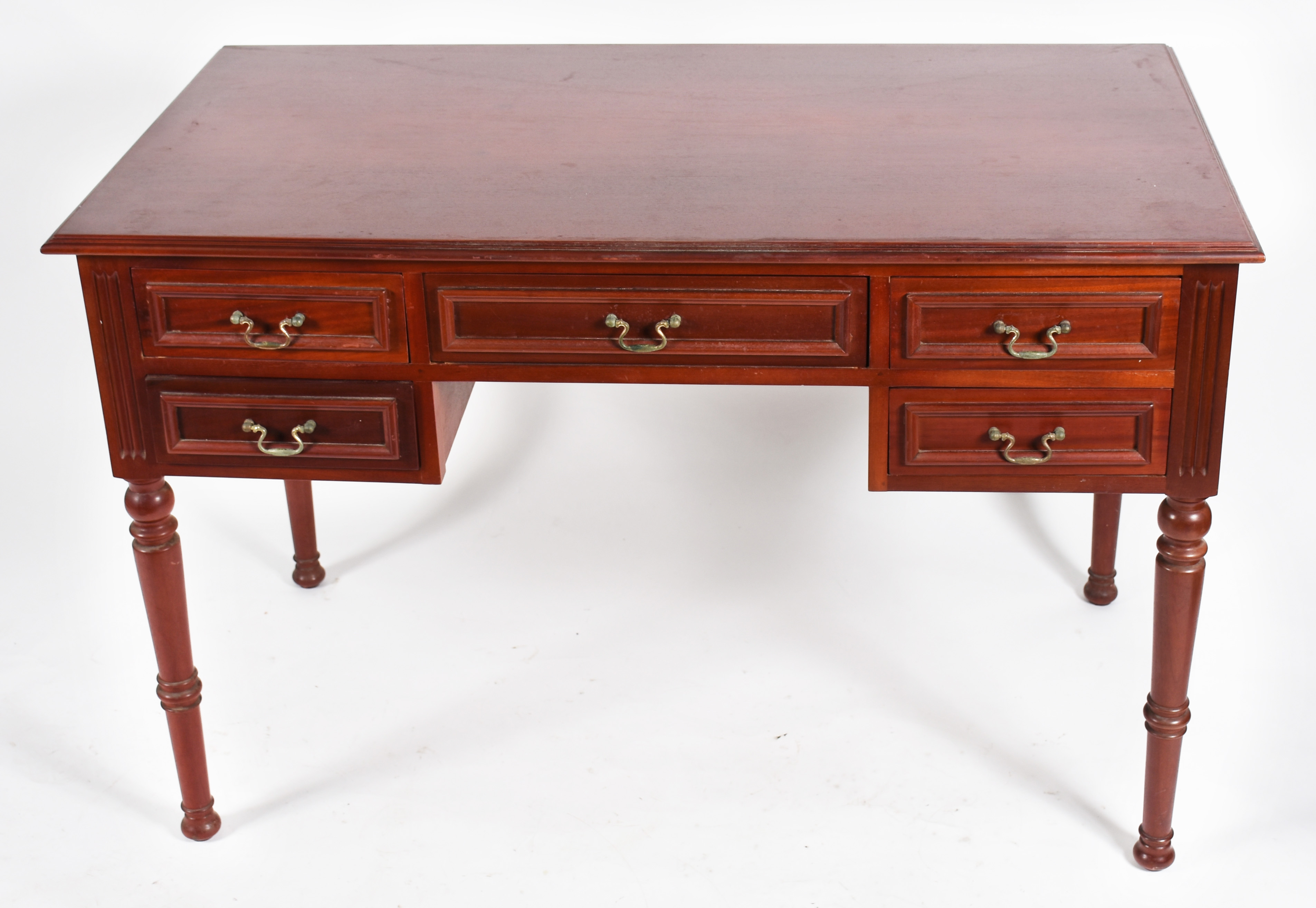 Mesa de escritório de madeira nobre, estilo ingles, cinco gavetas com... - foto 2 de 4