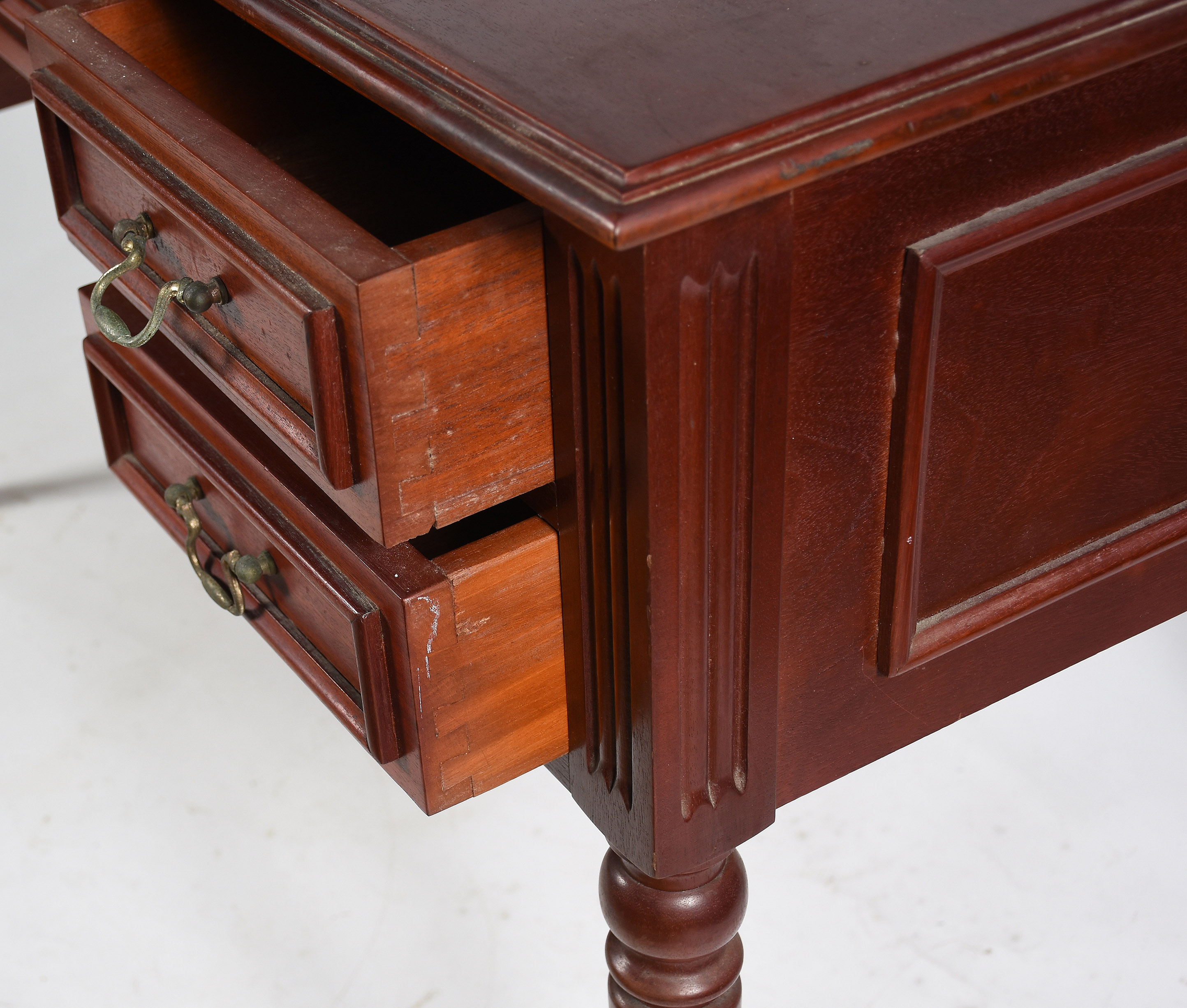 Mesa de escritório de madeira nobre, estilo ingles, cinco gavetas com... - foto 3 de 4