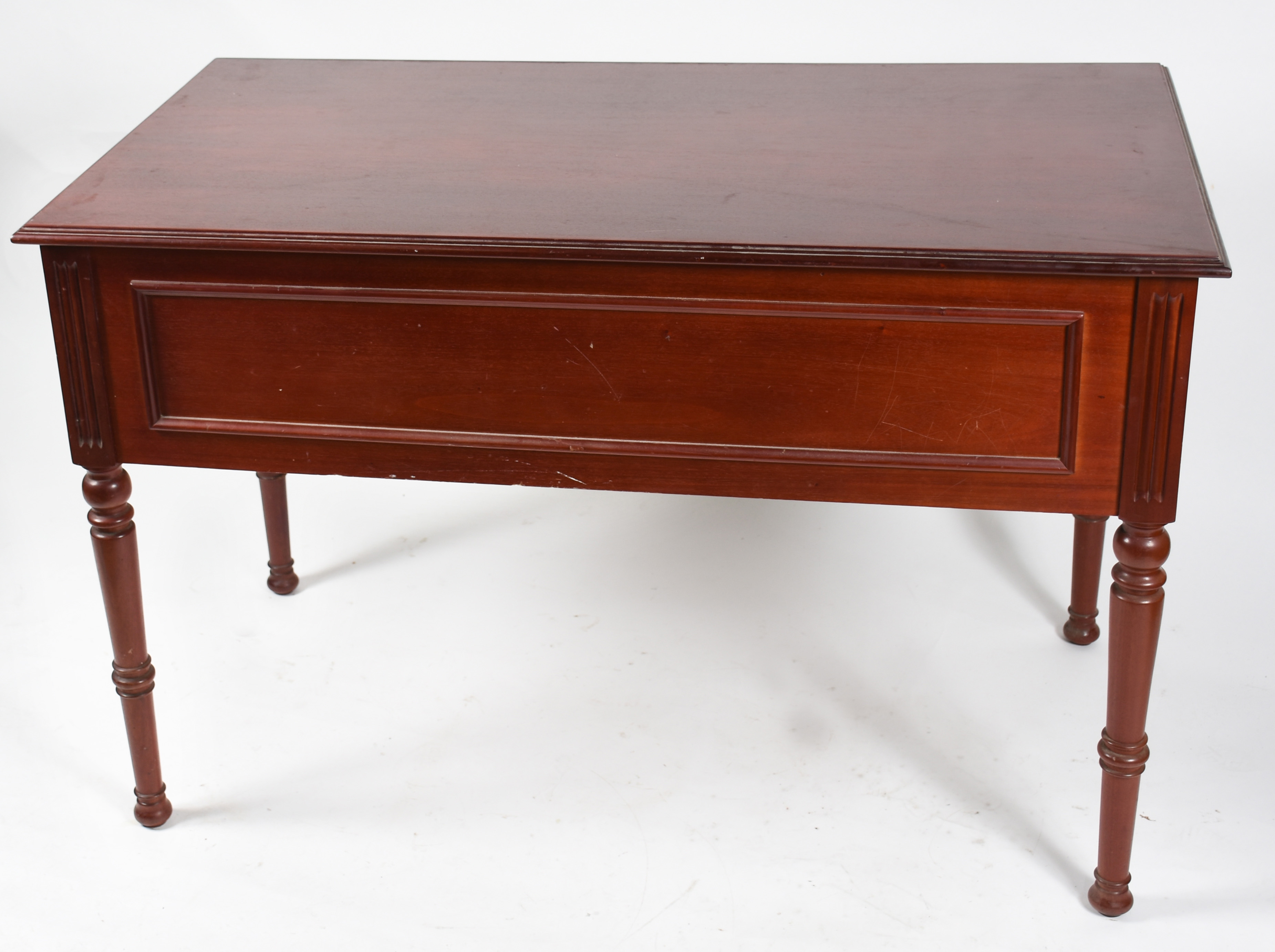 Mesa de escritório de madeira nobre, estilo ingles, cinco gavetas com... - foto 4 de 4