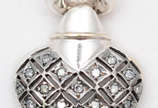 Pendente coração, ouro branco 18 k, 21 brilhant... - Pendente coração, ouro branco 18 k, 21 brilhantes. Peso total 5,8 g - Rádio negro sobre ouro - Altura 3 cm.