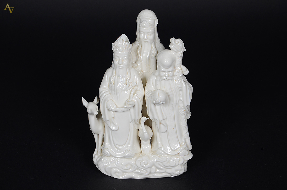 Grupo escultórico de porcelana branca oriental com três figuras... - foto 1 de 3