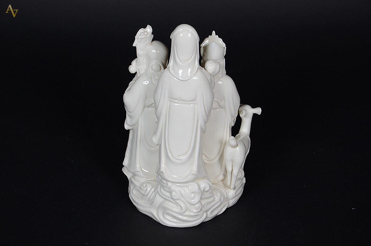Grupo escultórico de porcelana branca oriental com três figuras... - foto 2 de 3