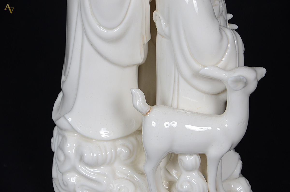 Grupo escultórico de porcelana branca oriental com três figuras... - foto 3 de 3