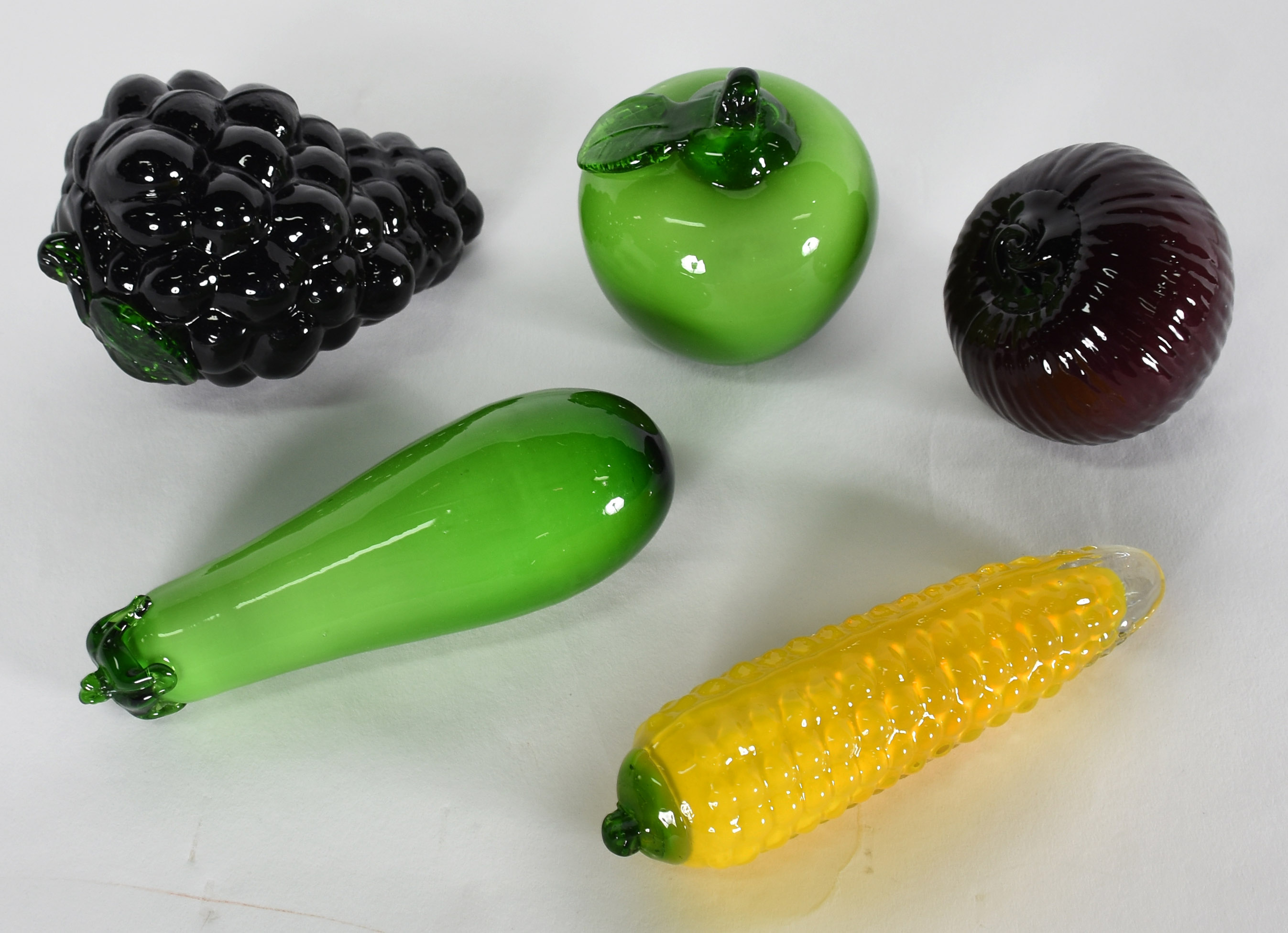 Cinco peças de murano, representando, frutas e legumes. - foto 1 de 2