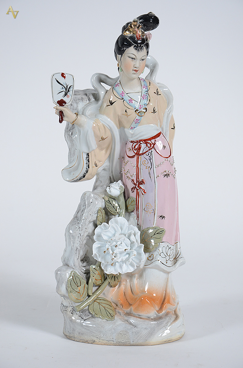 Escultura de porcelana oriental policromada representando gueixa... - foto 1 de 2