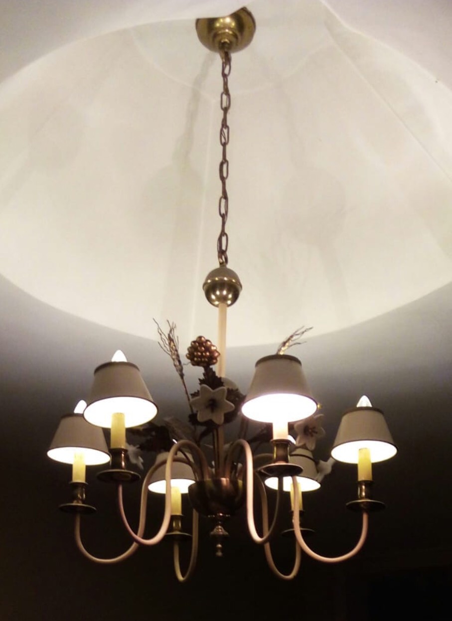 Lustre de metal para seis luzes com pequenas cúpulas de metal... - foto 2 de 2