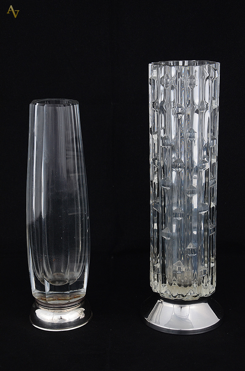 Dois vasos para flor em demi cristal com bases de prata. Alturas 23...