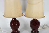 Par de Abatjoures feitos com vasos de louça vin... - Par de Abatjoures feitos com vasos de louça vinho "sangue de boi", com peanhas de madeira (faltando um pézinho) e cúpulas na cor bege (manchadas) .