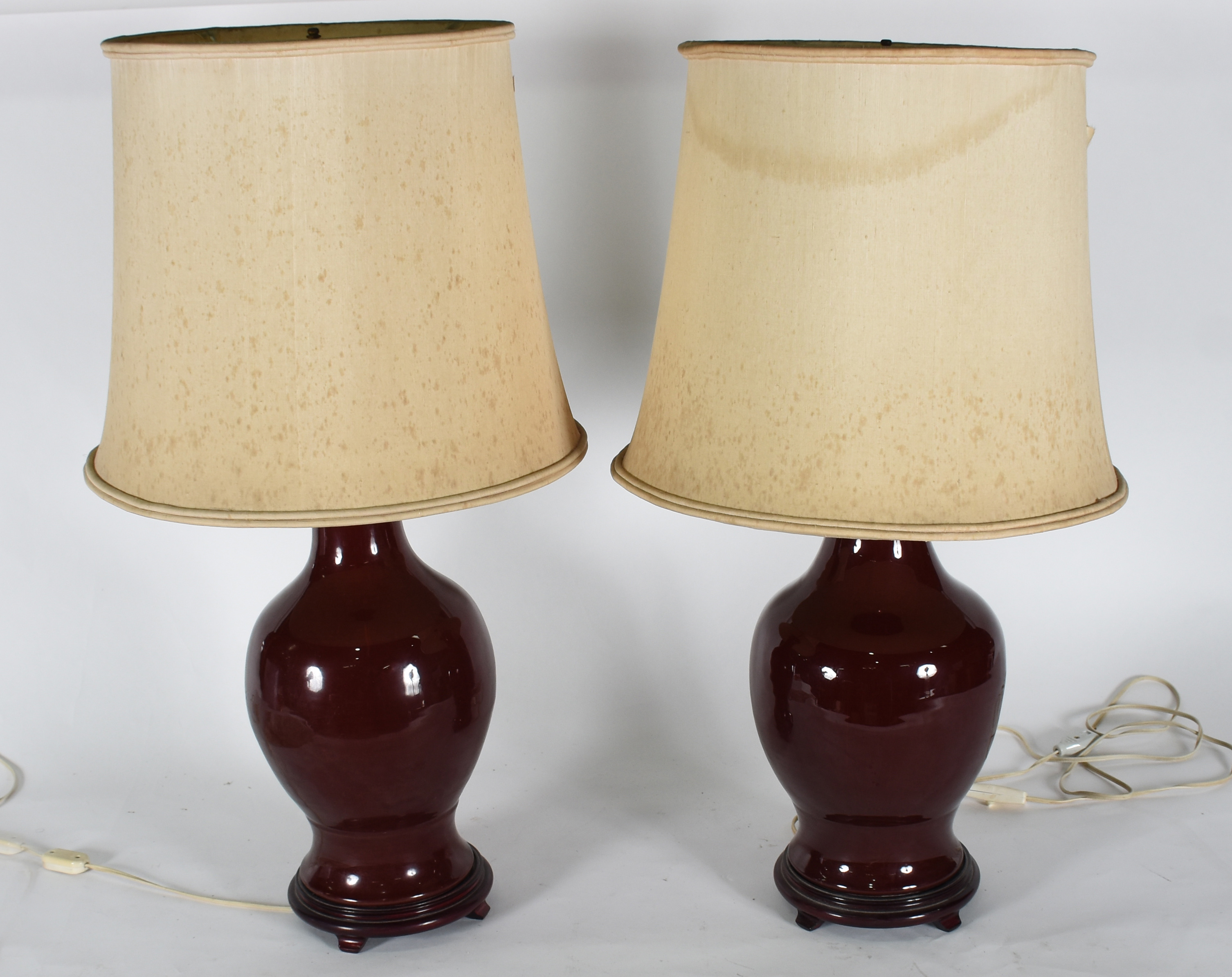 Par de Abatjoures feitos com vasos de louça vinho "sangue de boi"... - foto 1 de 3