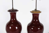 Par de Abatjoures feitos com vasos de louça vin... - Par de Abatjoures feitos com vasos de louça vinho "sangue de boi", com peanhas de madeira (faltando um pézinho) e cúpulas na cor bege (manchadas) .