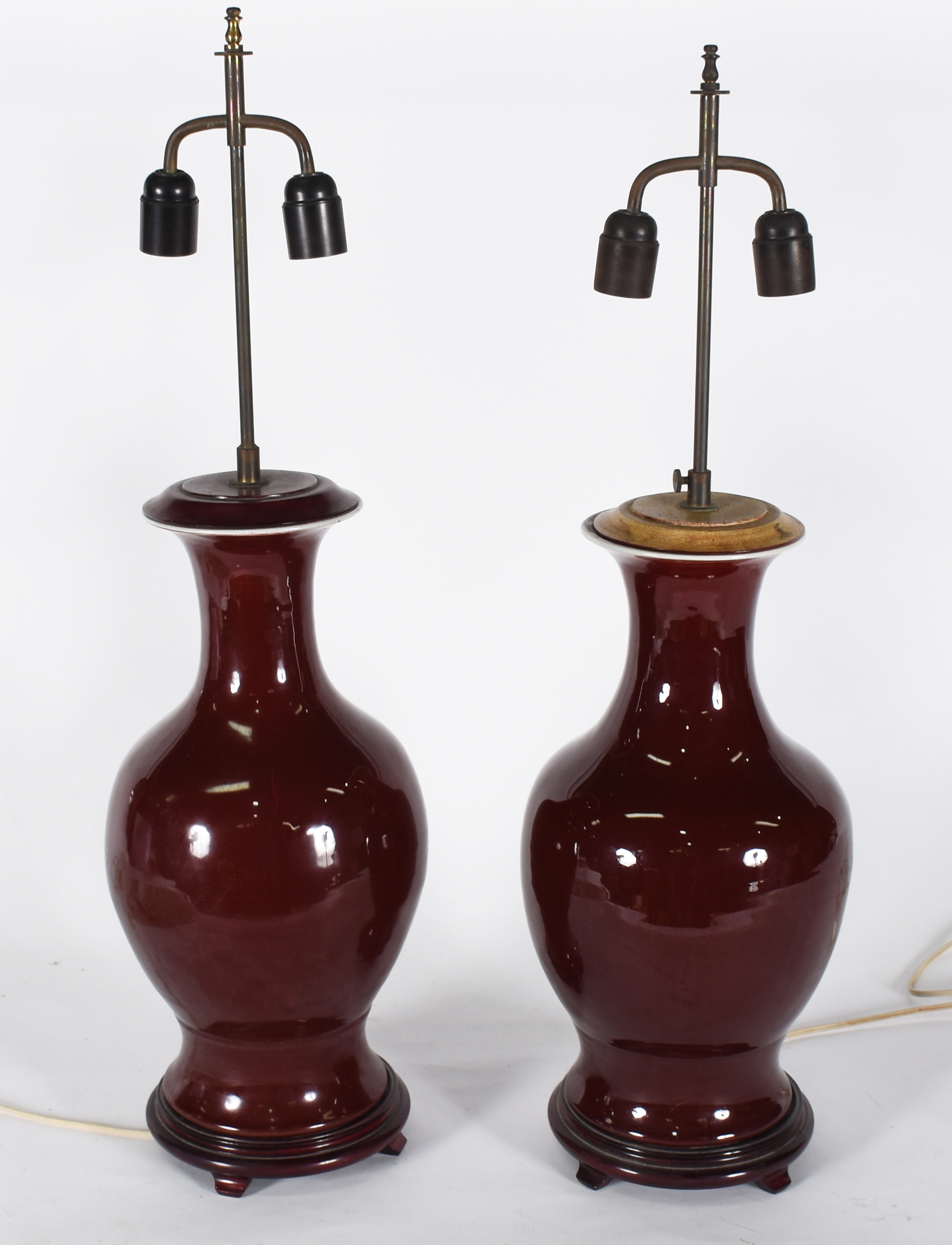 Par de Abatjoures feitos com vasos de louça vinho "sangue de boi"... - foto 2 de 3