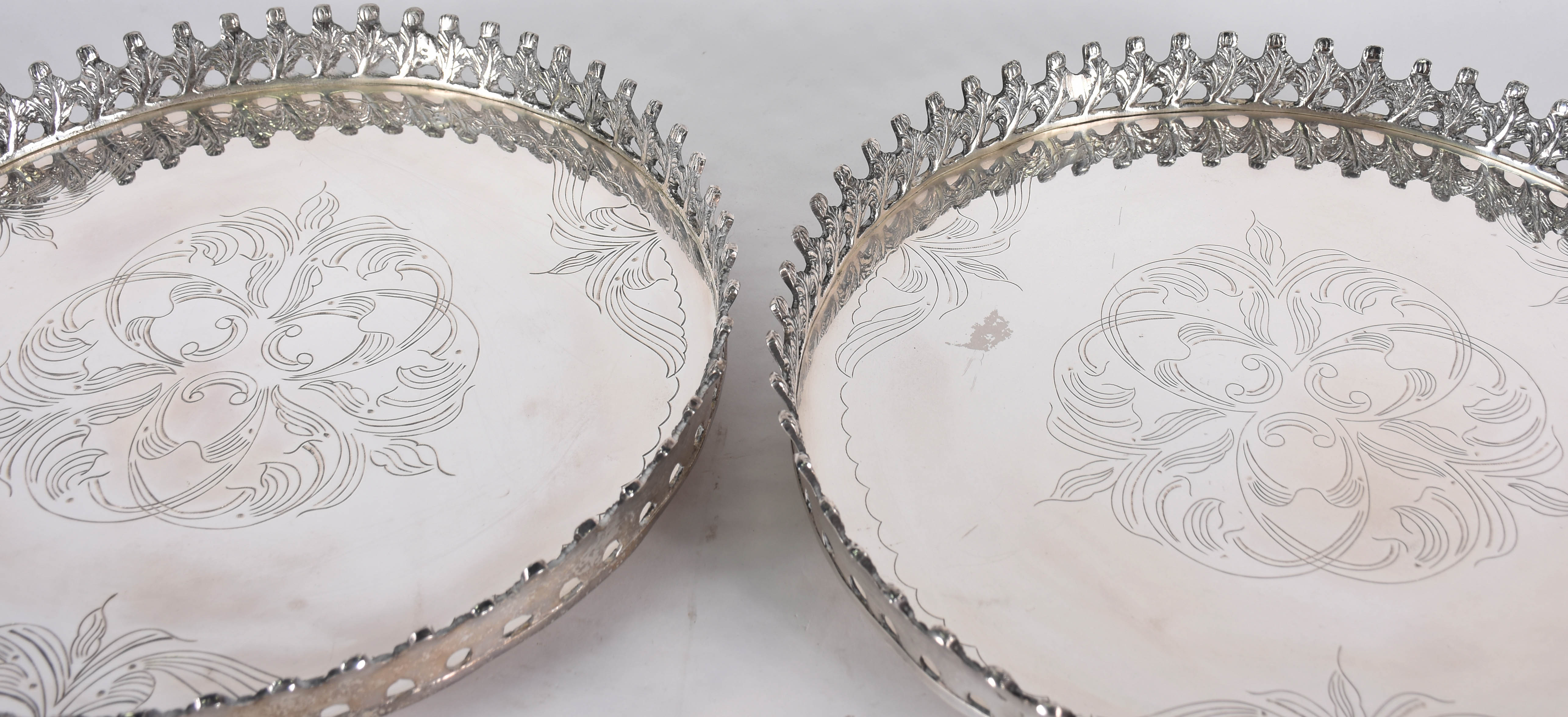 Par de grandes salvas (bandejas) redondas de metal prateado, fundos... - foto 3 de 3