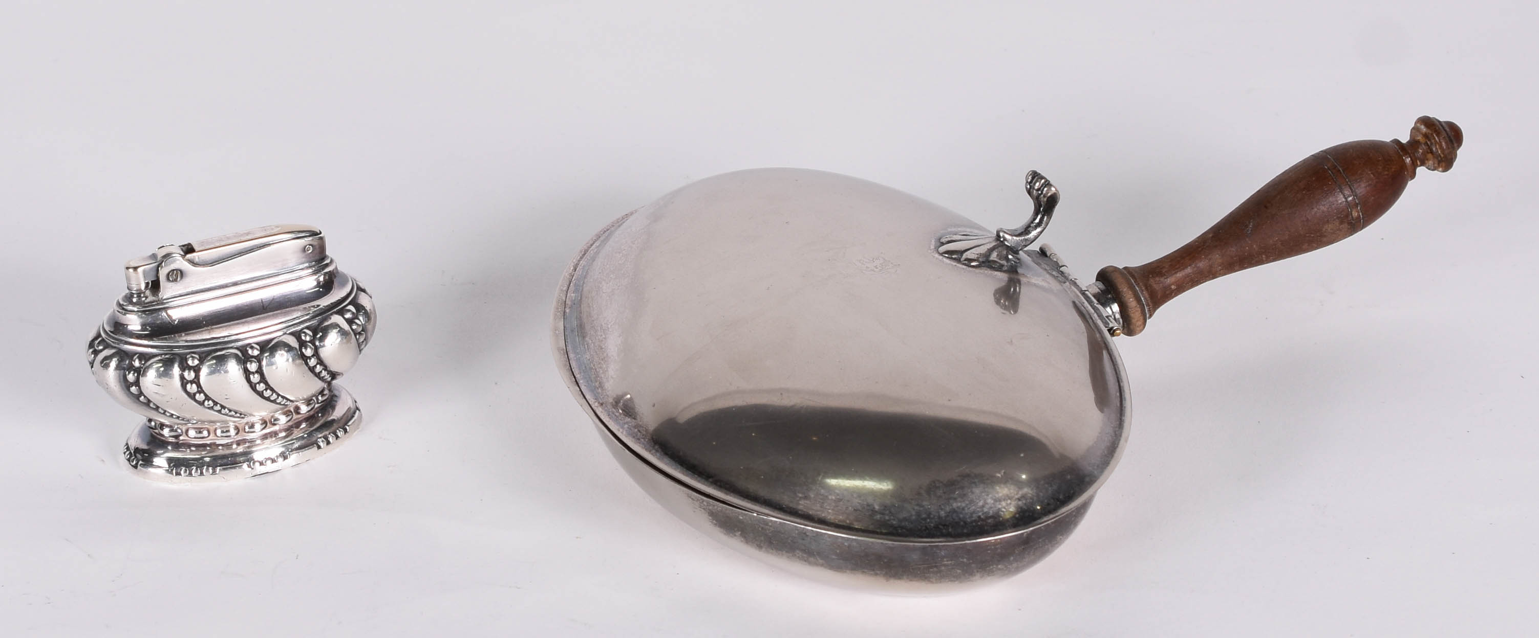 Duas peças diversas de metal prateado, sendo: Cata migalhas com alça... - foto 1 de 5
